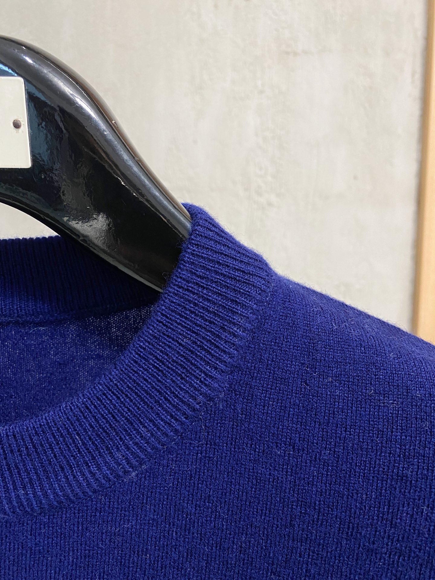 秋冬新品贸易公司渠道稀出，领先官网发售！基础款纯色针织衫单穿叠穿的好选择，修身显瘦的合身版型款式简约，螺