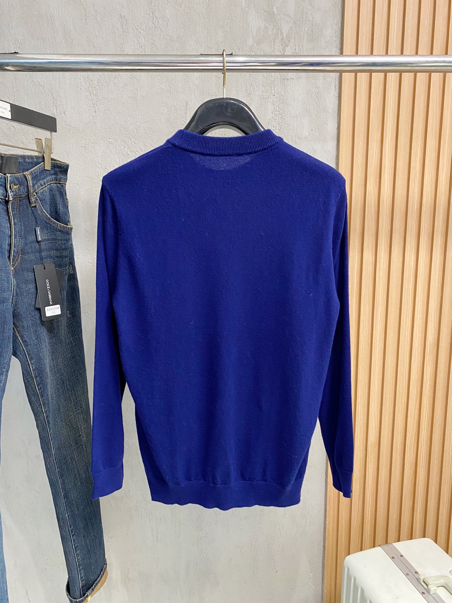 秋冬新品贸易公司渠道稀出，领先官网发售！基础款纯色针织衫单穿叠穿的好选择，修身显瘦的合身版型款式简约，螺