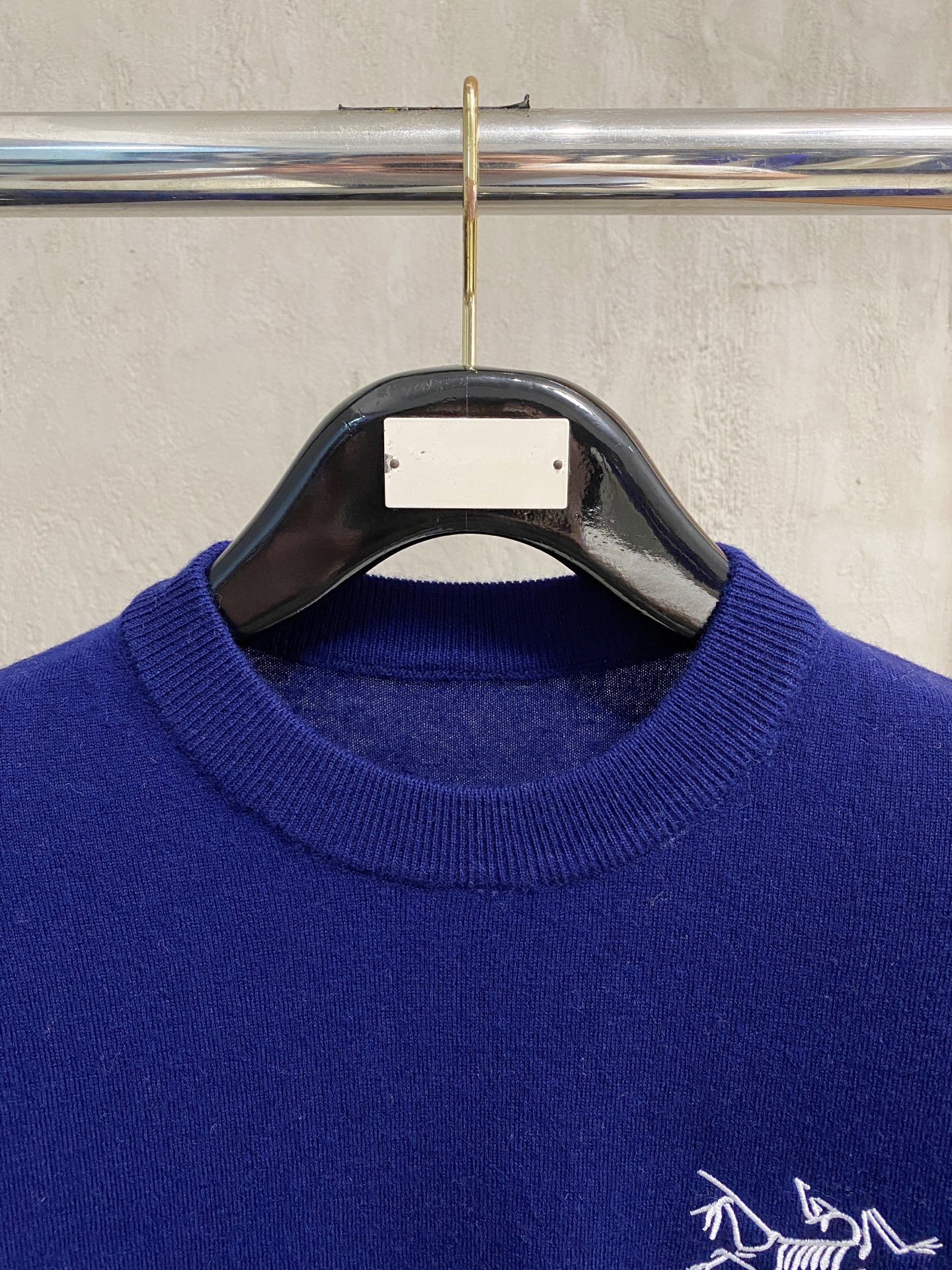 秋冬新品贸易公司渠道稀出，领先官网发售！基础款纯色针织衫单穿叠穿的好选择，修身显瘦的合身版型款式简约，螺