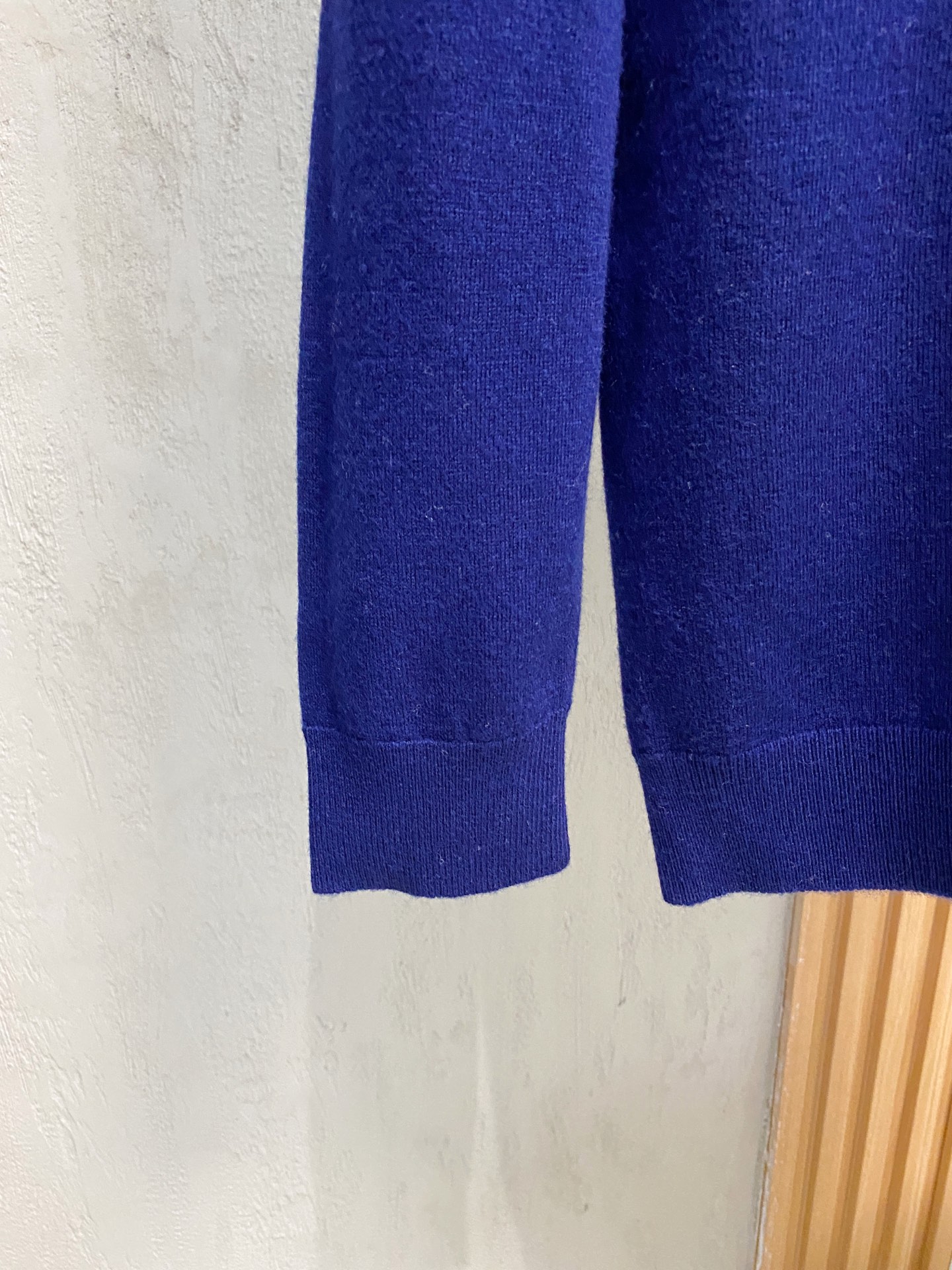 秋冬新品贸易公司渠道稀出，领先官网发售！基础款纯色针织衫单穿叠穿的好选择，修身显瘦的合身版型款式简约，螺