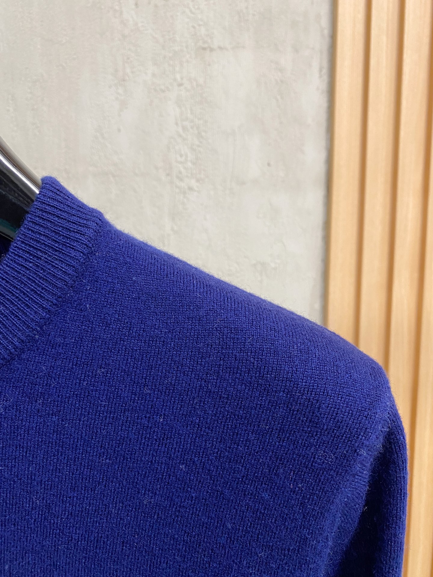 秋冬新品贸易公司渠道稀出，领先官网发售！基础款纯色针织衫单穿叠穿的好选择，修身显瘦的合身版型款式简约，螺