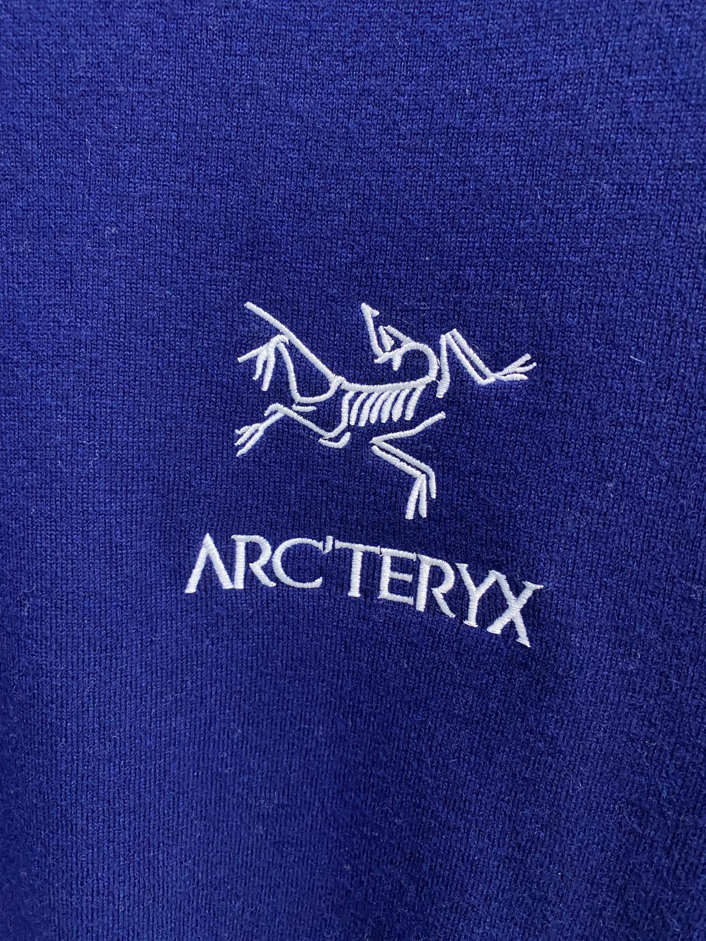 秋冬新品贸易公司渠道稀出，领先官网发售！基础款纯色针织衫单穿叠穿的好选择，修身显瘦的合身版型款式简约，螺