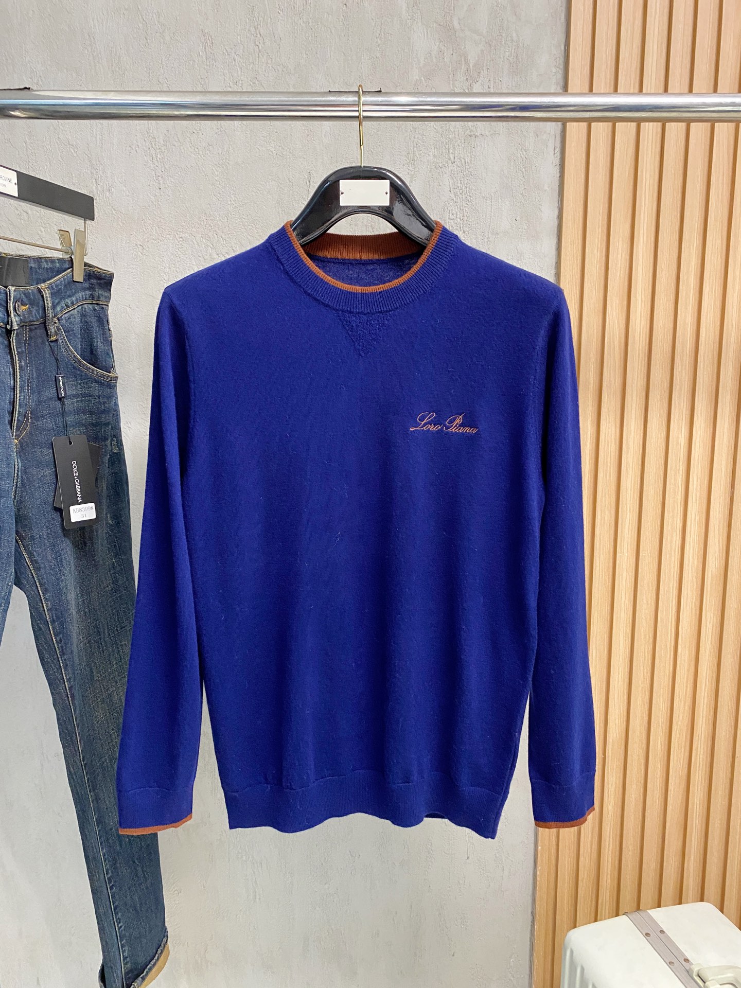 秋冬新品贸易公司渠道稀出，领先官网发售！基础款纯色针织衫单穿叠穿的好选择，修身显瘦的合身版型款式简约，螺