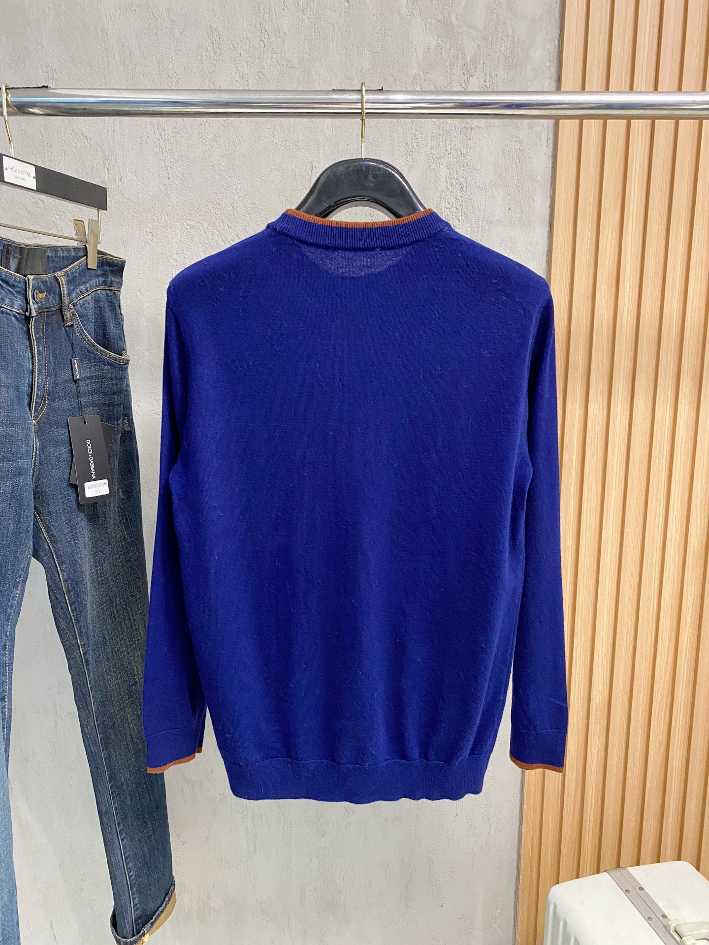 秋冬新品贸易公司渠道稀出，领先官网发售！基础款纯色针织衫单穿叠穿的好选择，修身显瘦的合身版型款式简约，螺