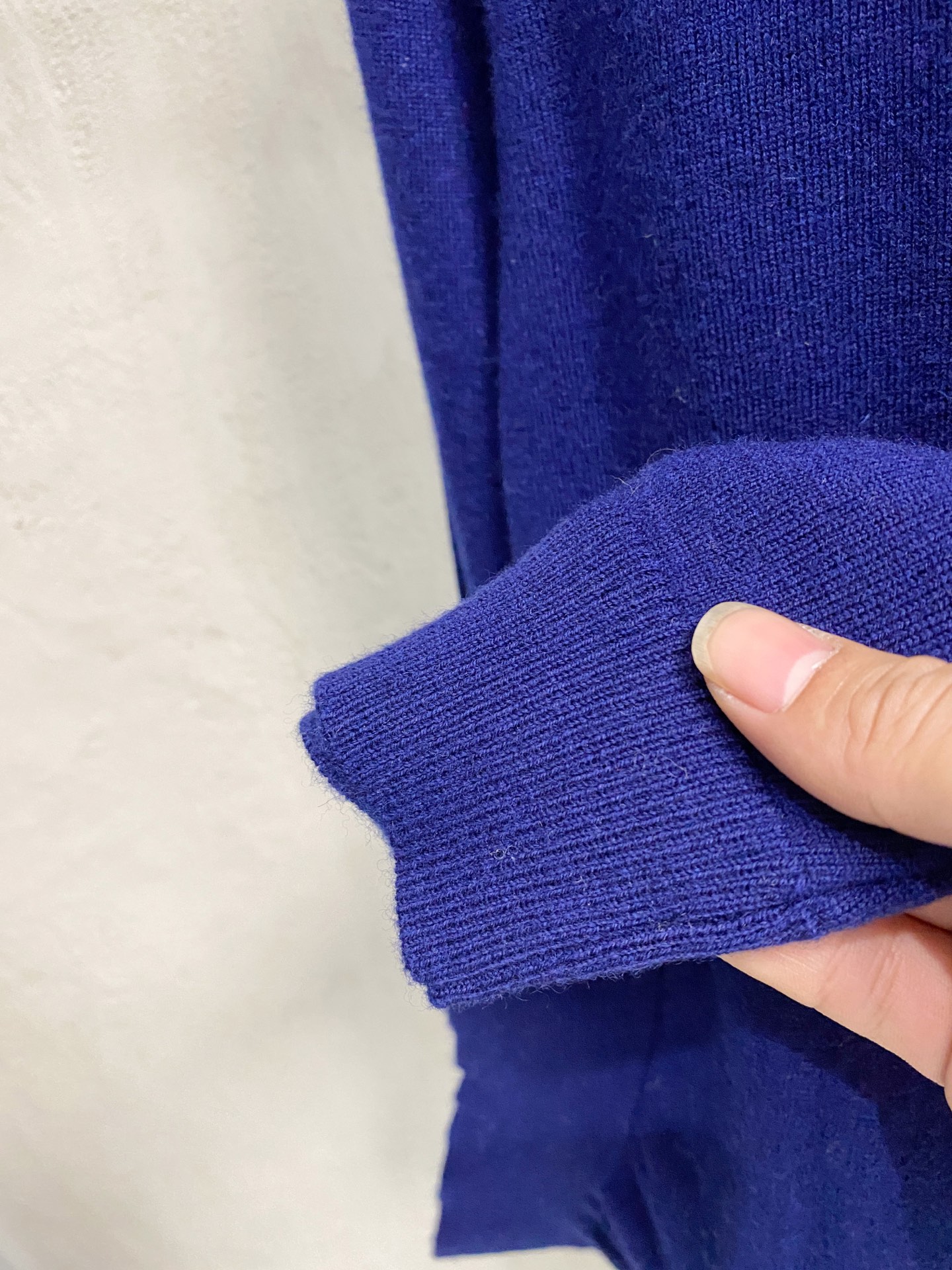 秋冬新品贸易公司渠道稀出，领先官网发售！基础款纯色针织衫单穿叠穿的好选择，修身显瘦的合身版型款式简约，螺