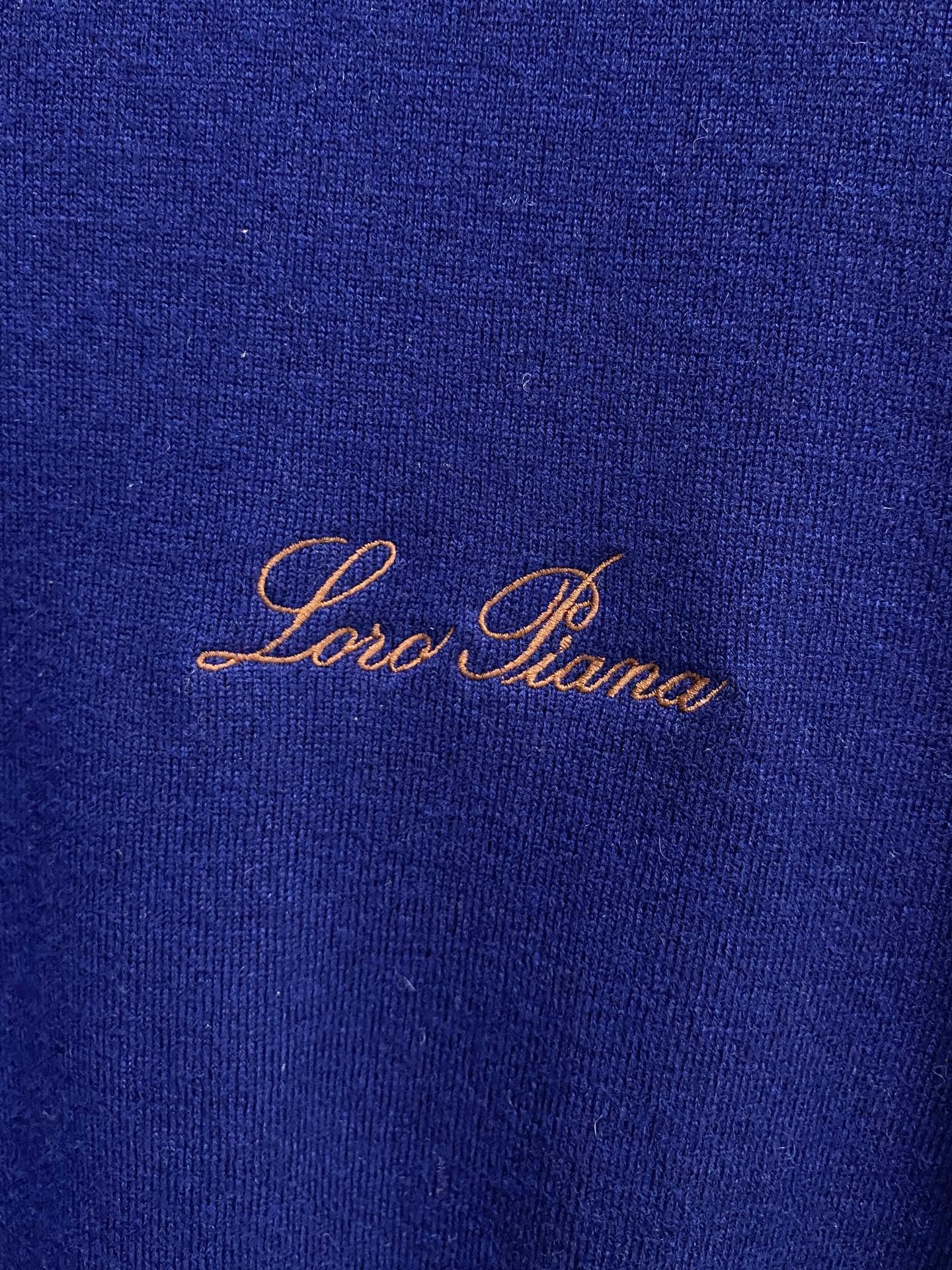 秋冬新品贸易公司渠道稀出，领先官网发售！基础款纯色针织衫单穿叠穿的好选择，修身显瘦的合身版型款式简约，螺