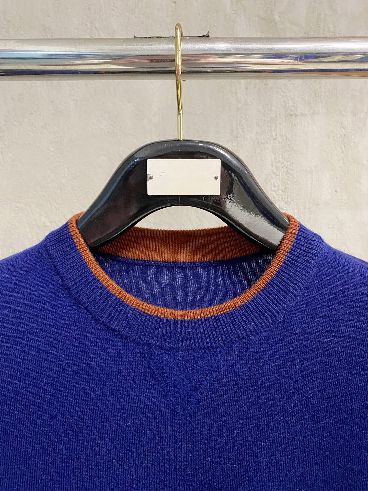 秋冬新品贸易公司渠道稀出，领先官网发售！基础款纯色针织衫单穿叠穿的好选择，修身显瘦的合身版型款式简约，螺