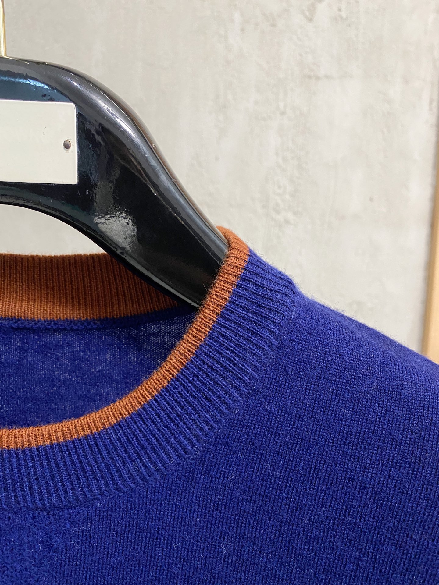 秋冬新品贸易公司渠道稀出，领先官网发售！基础款纯色针织衫单穿叠穿的好选择，修身显瘦的合身版型款式简约，螺