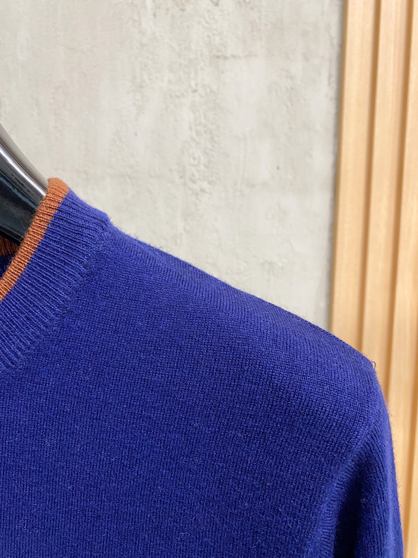 秋冬新品贸易公司渠道稀出，领先官网发售！基础款纯色针织衫单穿叠穿的好选择，修身显瘦的合身版型款式简约，螺