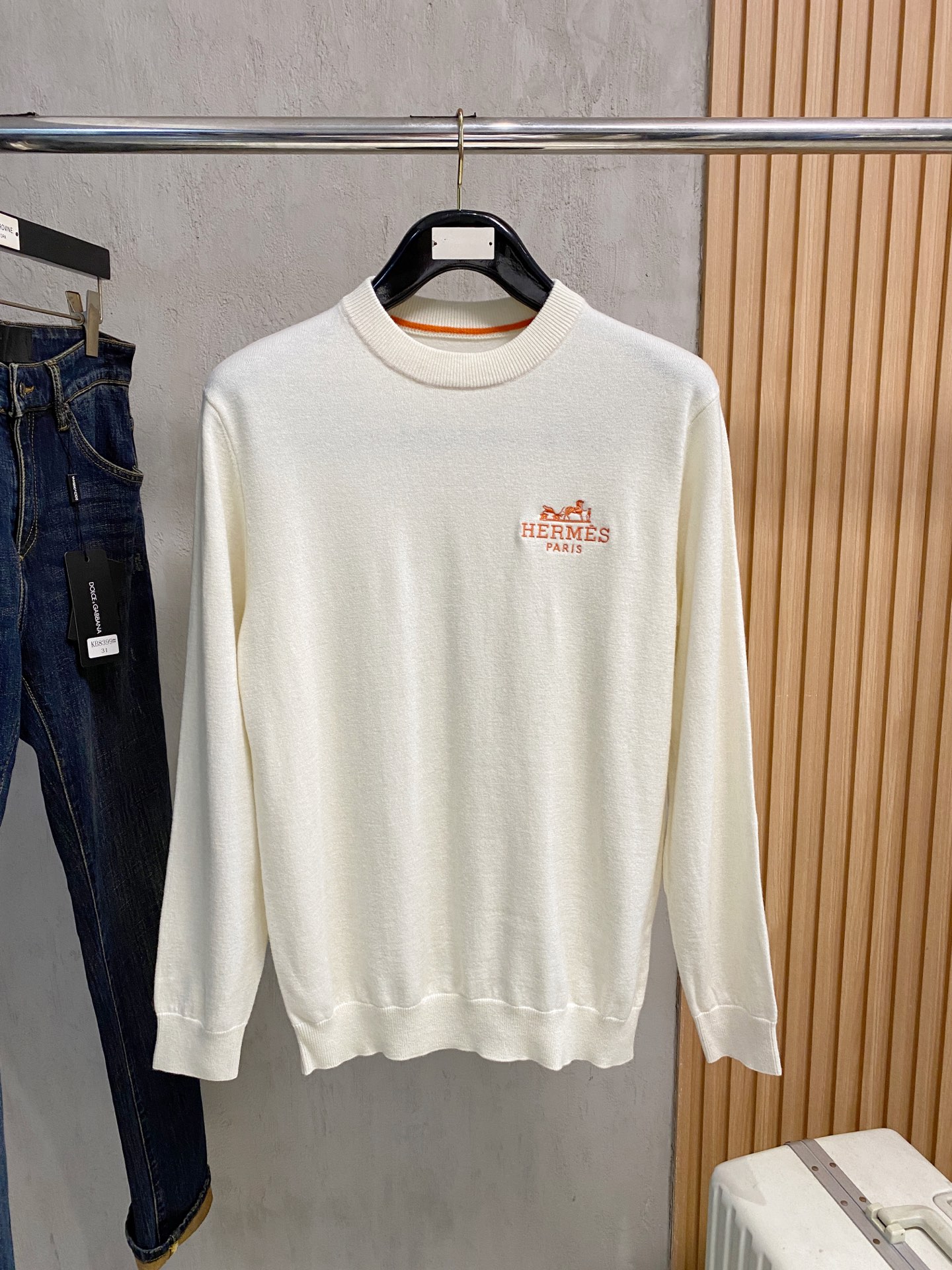 秋冬新品贸易公司渠道稀出，领先官网发售！基础款纯色针织衫单穿叠穿的好选择，修身显瘦的合身版型款式简约，螺