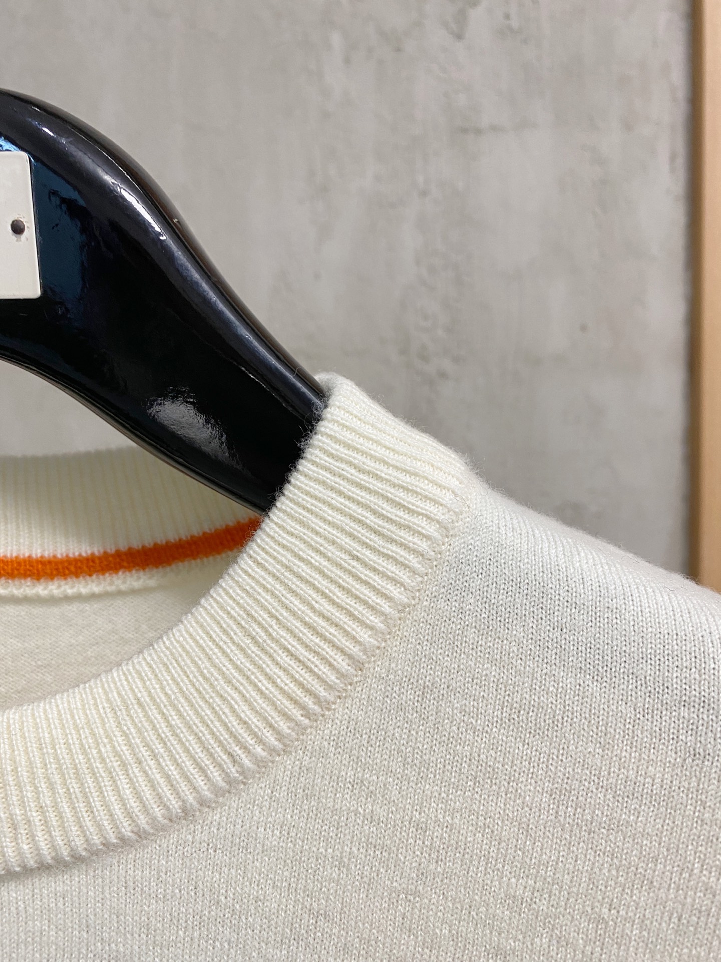 秋冬新品贸易公司渠道稀出，领先官网发售！基础款纯色针织衫单穿叠穿的好选择，修身显瘦的合身版型款式简约，螺