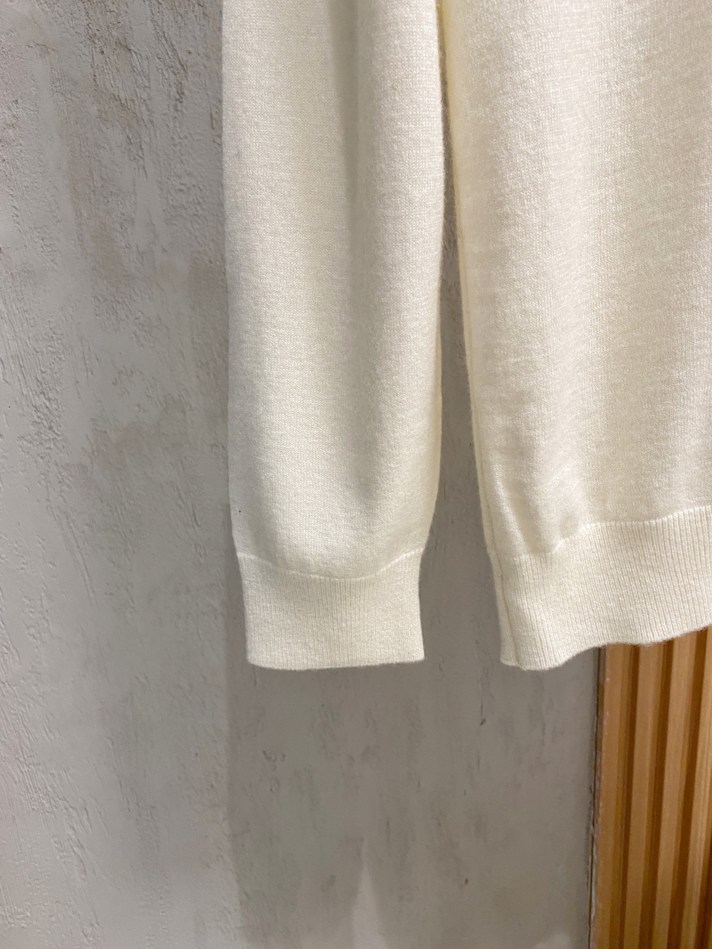 秋冬新品贸易公司渠道稀出，领先官网发售！基础款纯色针织衫单穿叠穿的好选择，修身显瘦的合身版型款式简约，螺