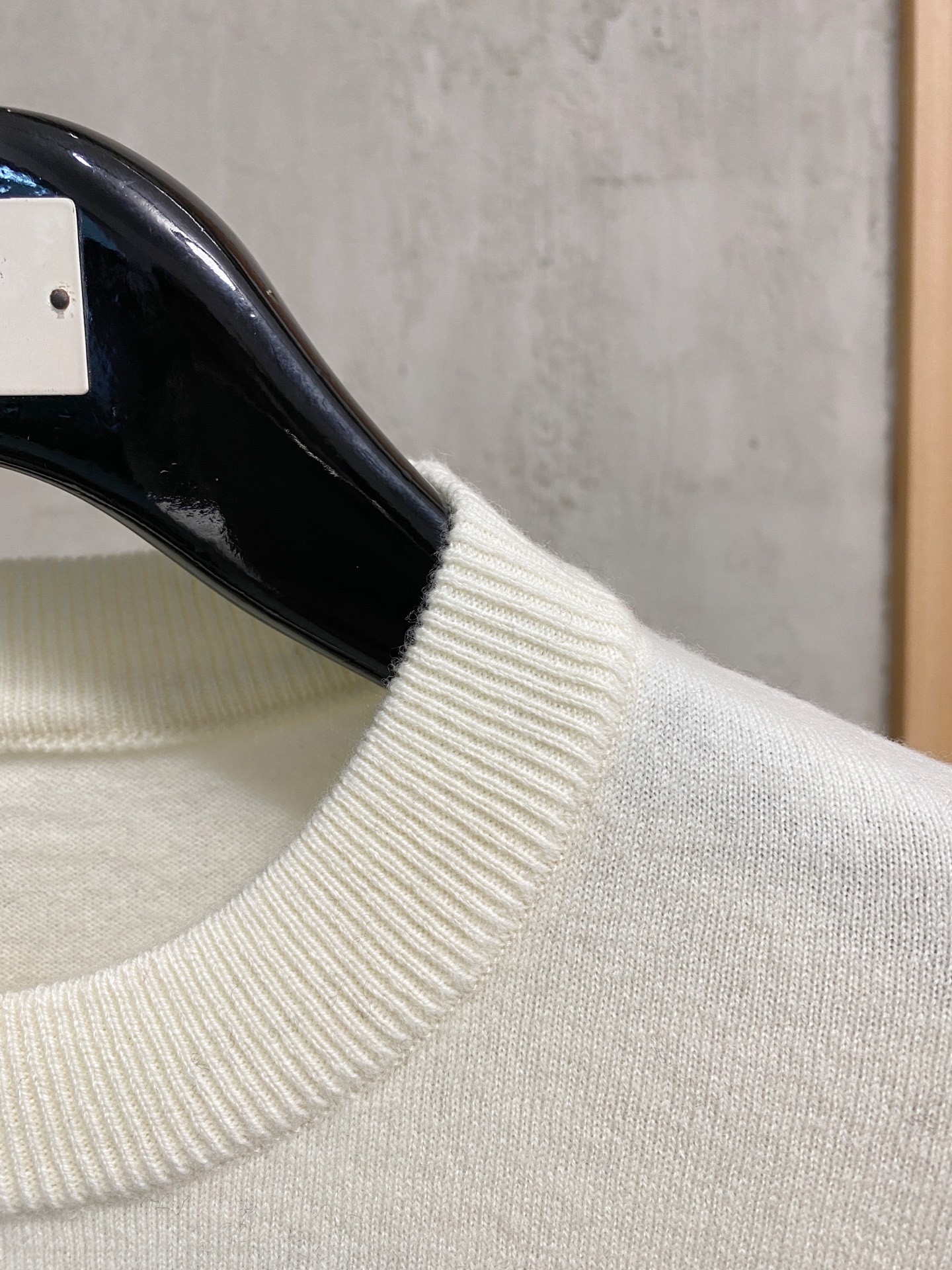 秋冬新品贸易公司渠道稀出，领先官网发售！基础款纯色针织衫单穿叠穿的好选择，修身显瘦的合身版型款式简约，螺