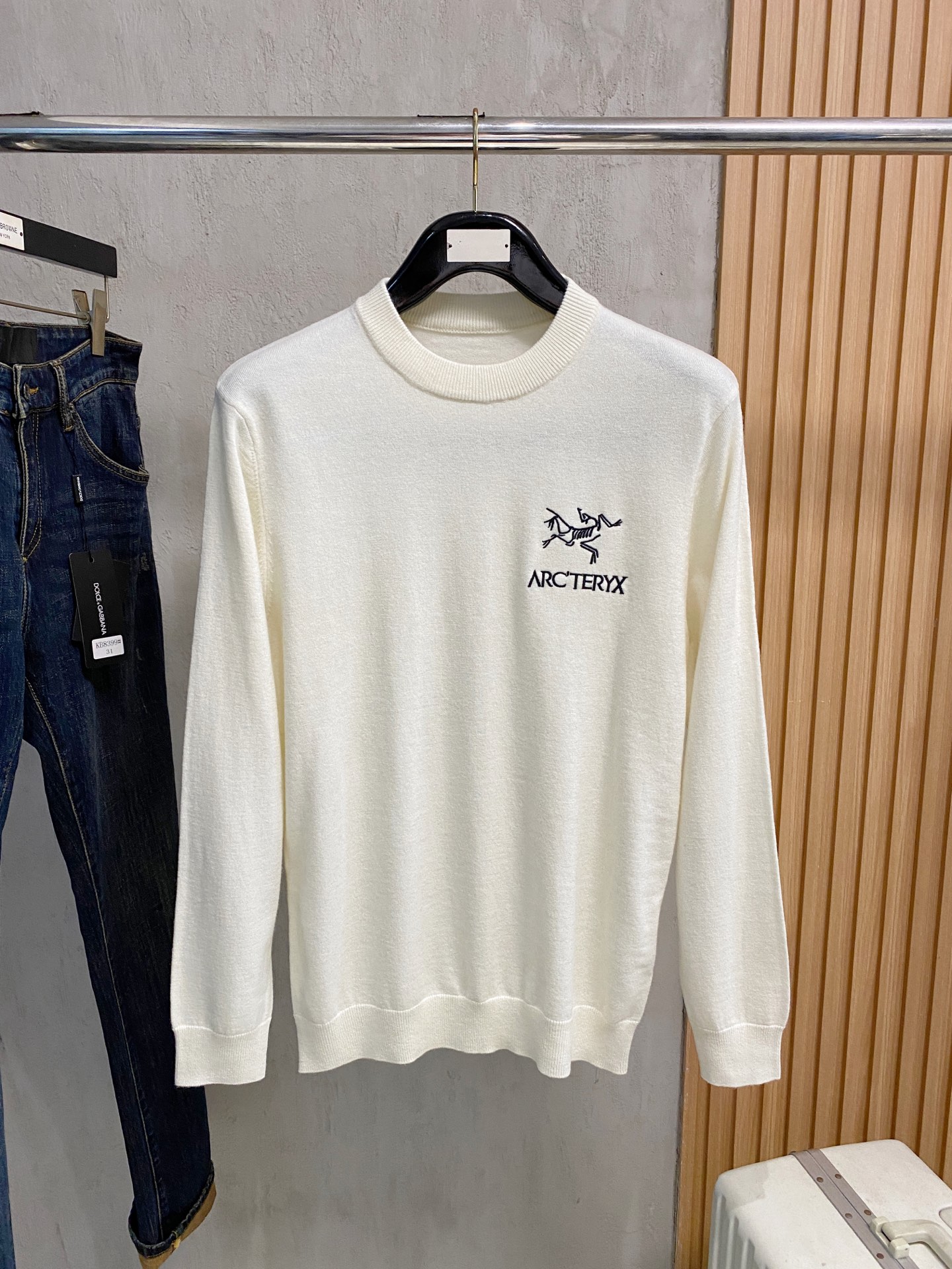 秋冬新品贸易公司渠道稀出，领先官网发售！基础款纯色针织衫单穿叠穿的好选择，修身显瘦的合身版型款式简约，螺