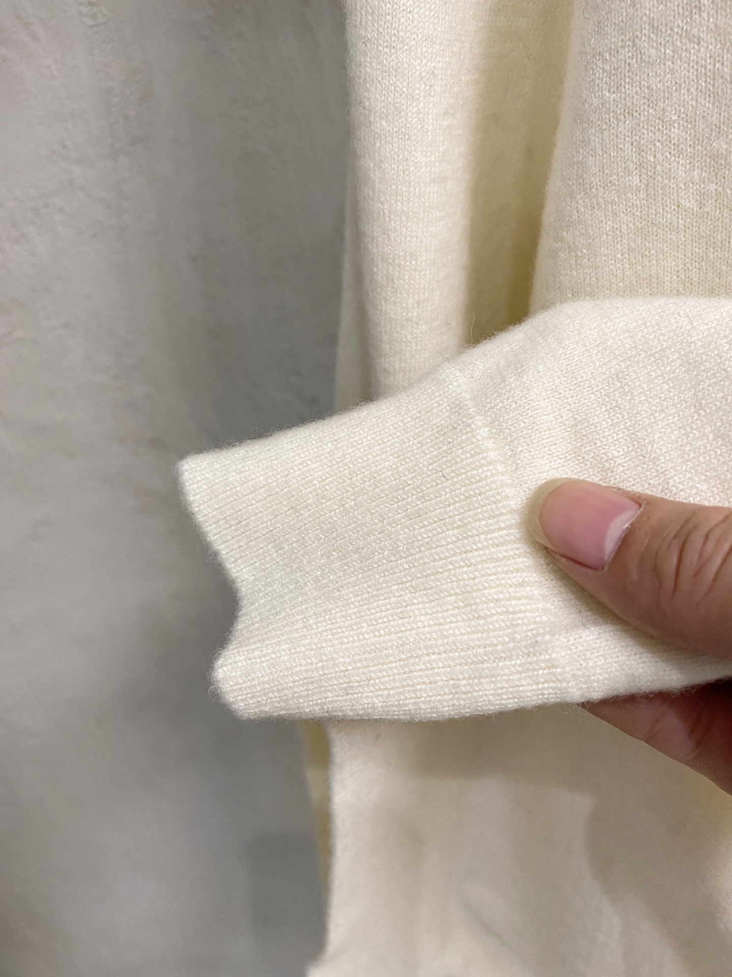 秋冬新品贸易公司渠道稀出，领先官网发售！基础款纯色针织衫单穿叠穿的好选择，修身显瘦的合身版型款式简约，螺