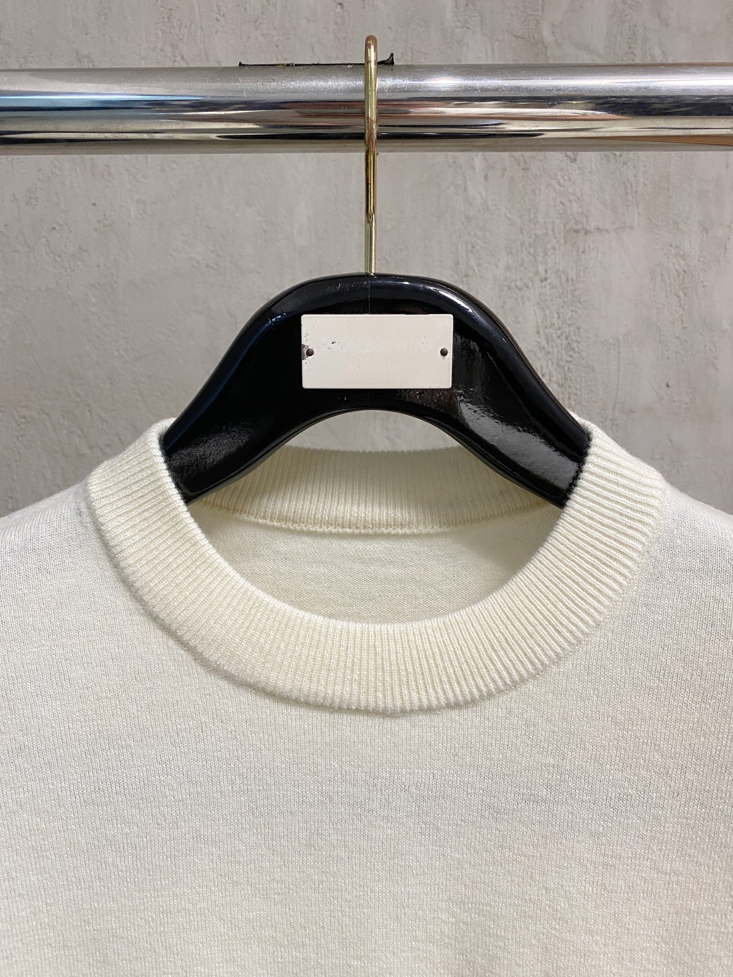 秋冬新品贸易公司渠道稀出，领先官网发售！基础款纯色针织衫单穿叠穿的好选择，修身显瘦的合身版型款式简约，螺