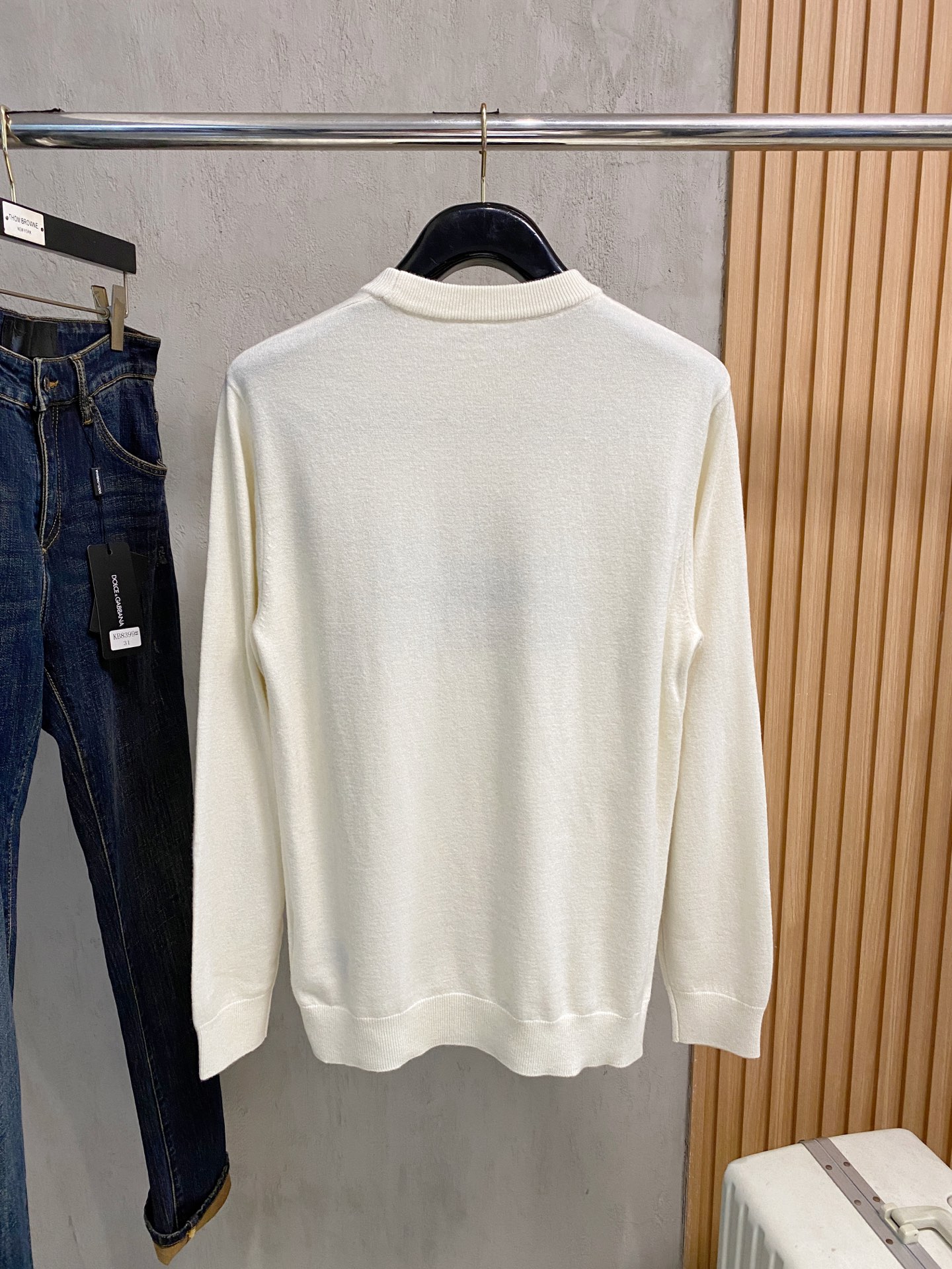 秋冬新品贸易公司渠道稀出，领先官网发售！基础款纯色针织衫单穿叠穿的好选择，修身显瘦的合身版型款式简约，螺