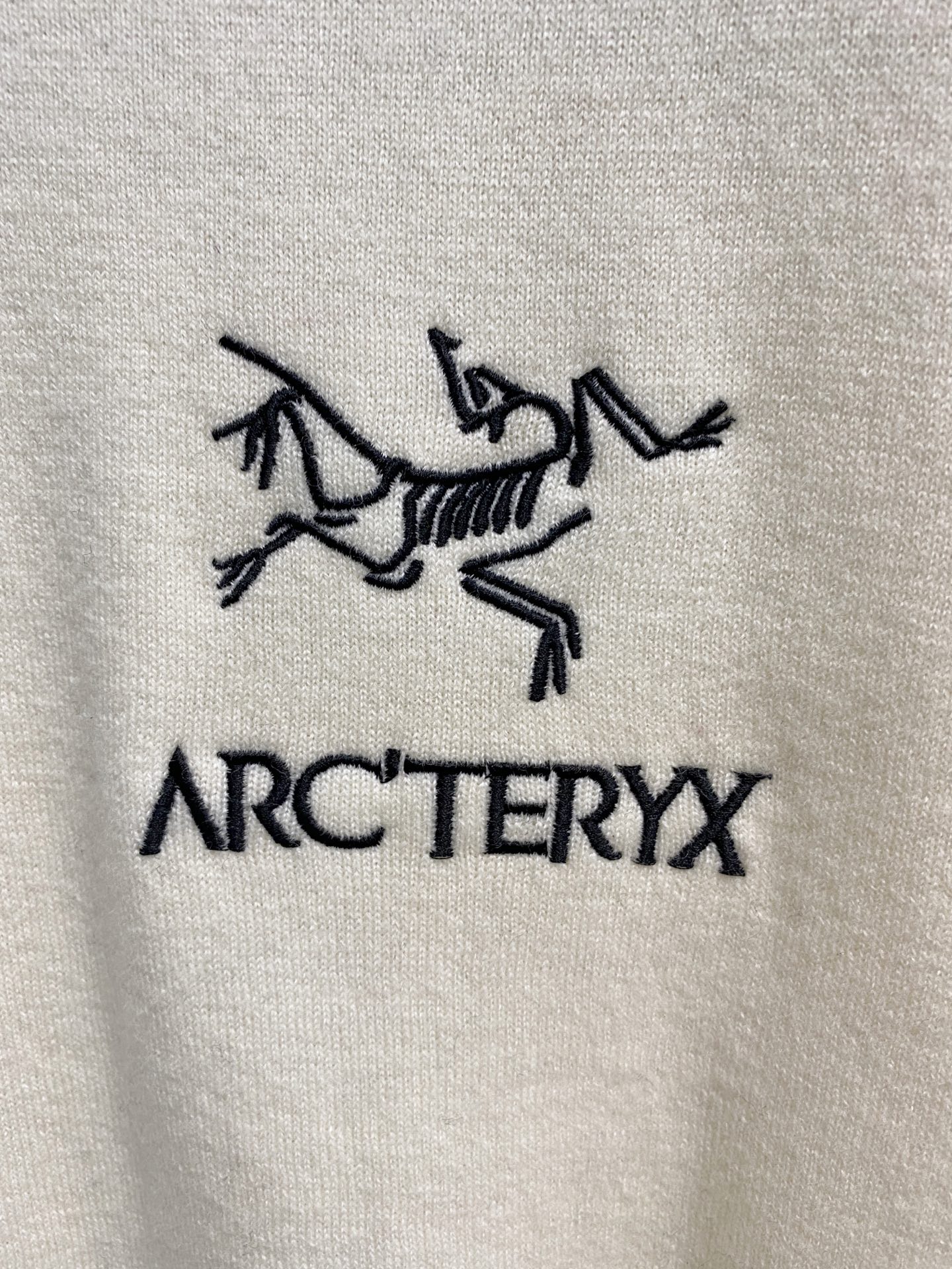 秋冬新品贸易公司渠道稀出，领先官网发售！基础款纯色针织衫单穿叠穿的好选择，修身显瘦的合身版型款式简约，螺