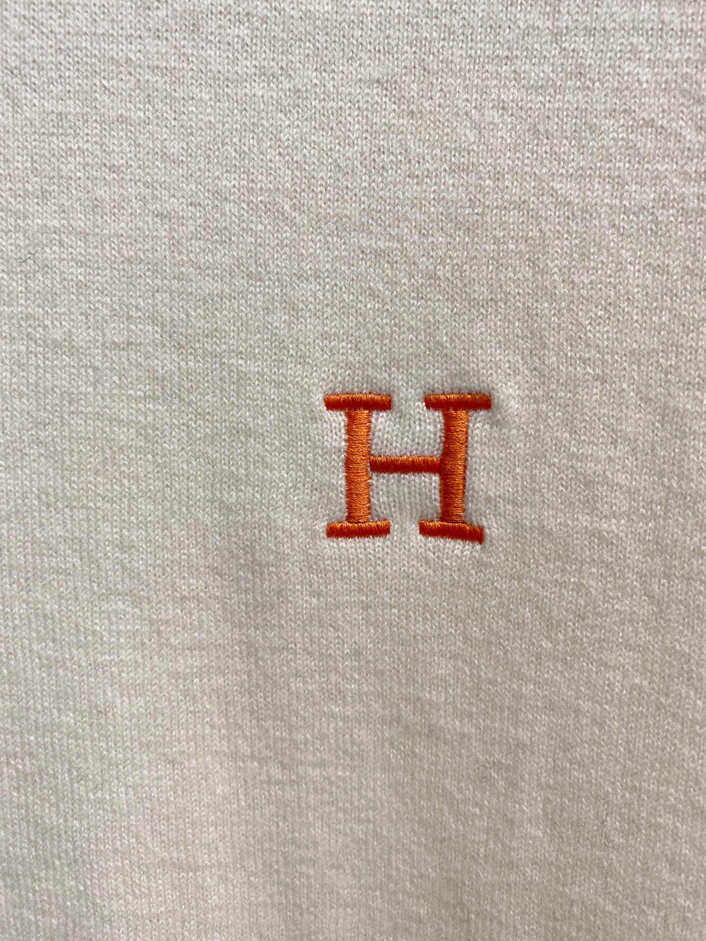 秋冬新品贸易公司渠道稀出，领先官网发售！基础款纯色针织衫单穿叠穿的好选择，修身显瘦的合身版型款式简约，螺