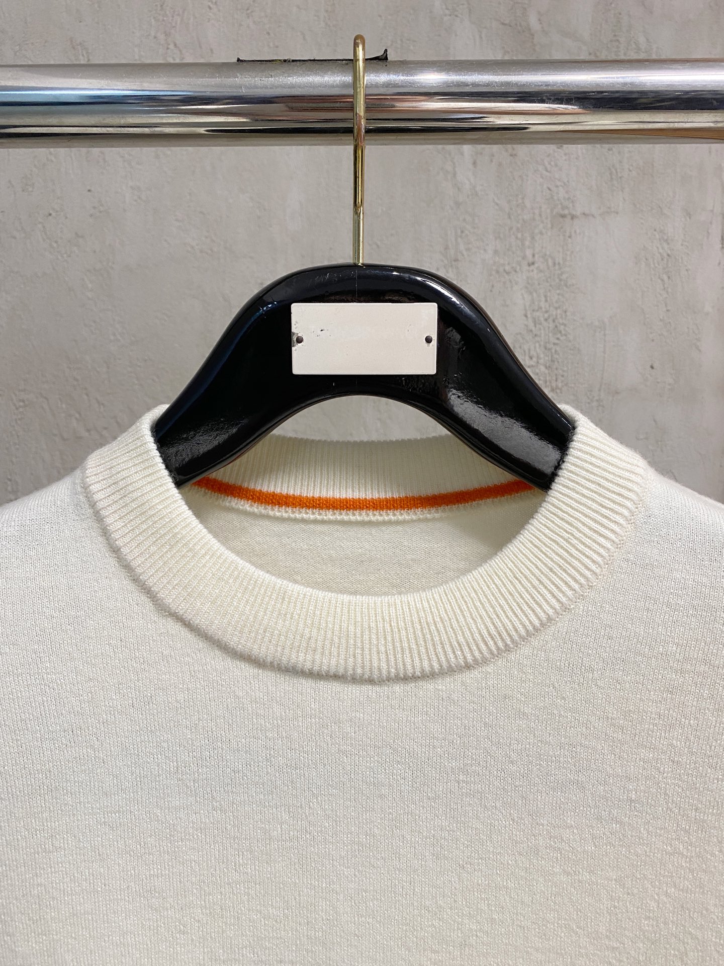 秋冬新品贸易公司渠道稀出，领先官网发售！基础款纯色针织衫单穿叠穿的好选择，修身显瘦的合身版型款式简约，螺