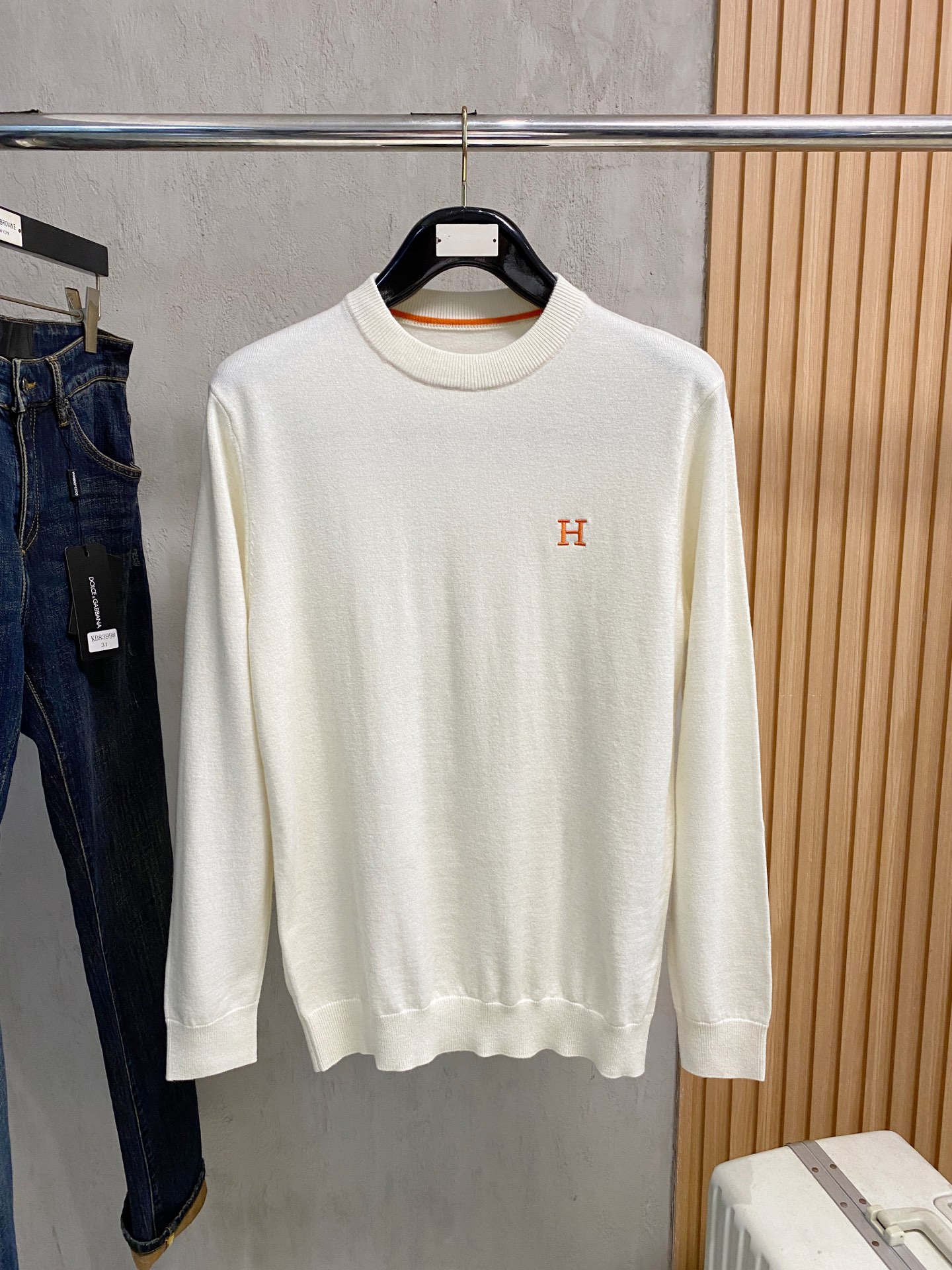 秋冬新品贸易公司渠道稀出，领先官网发售！基础款纯色针织衫单穿叠穿的好选择，修身显瘦的合身版型款式简约，螺