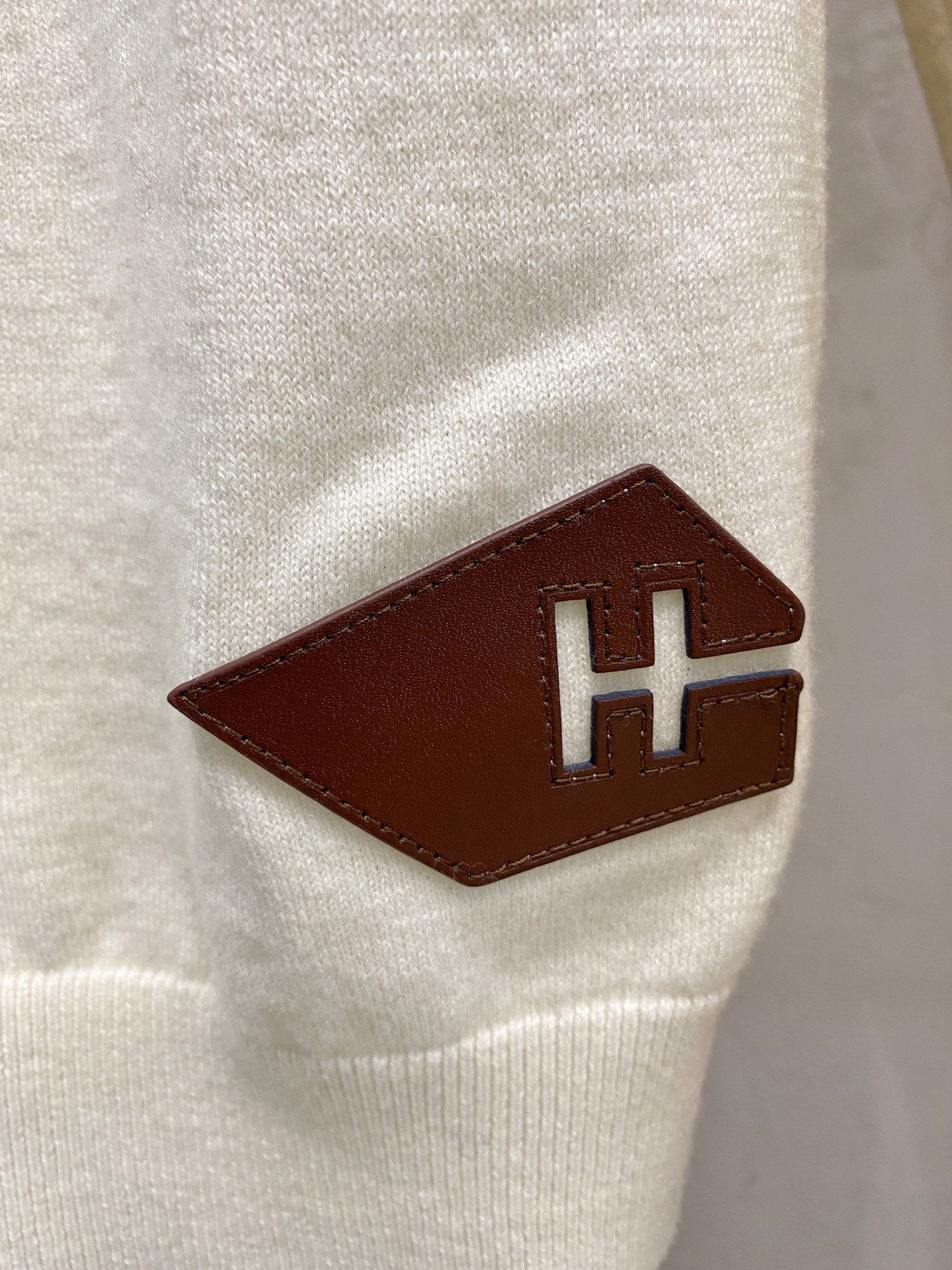 秋冬新品贸易公司渠道稀出，领先官网发售！基础款纯色针织衫单穿叠穿的好选择，修身显瘦的合身版型款式简约，螺