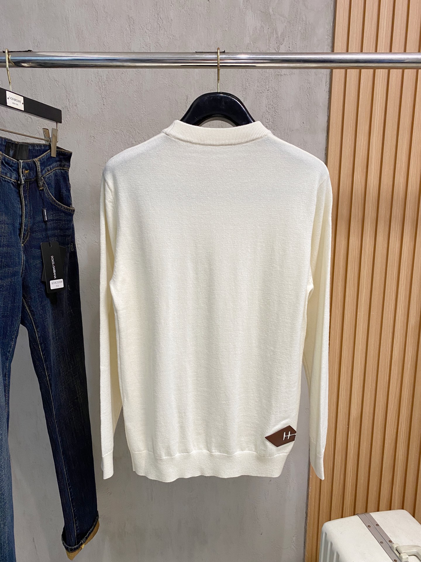 秋冬新品贸易公司渠道稀出，领先官网发售！基础款纯色针织衫单穿叠穿的好选择，修身显瘦的合身版型款式简约，螺