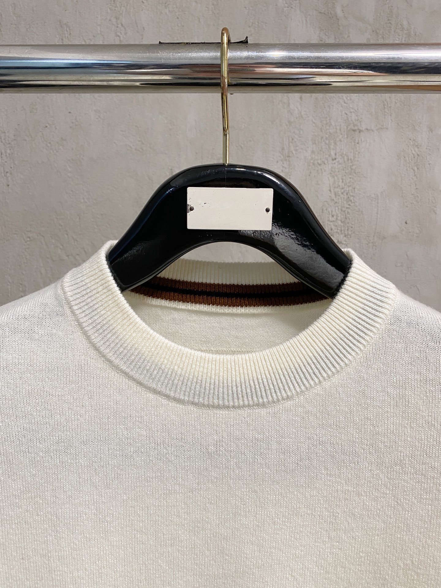 秋冬新品贸易公司渠道稀出，领先官网发售！基础款纯色针织衫单穿叠穿的好选择，修身显瘦的合身版型款式简约，螺