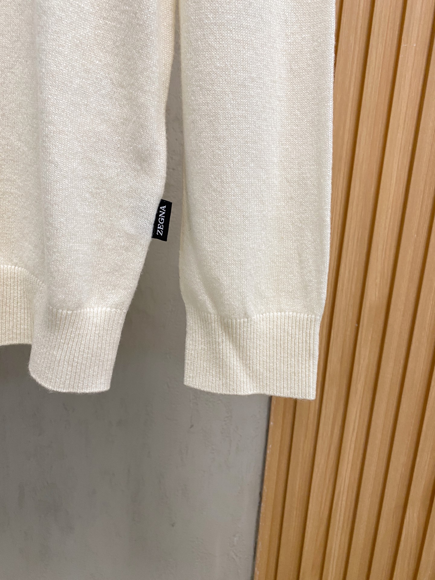 秋冬新品贸易公司渠道稀出，领先官网发售！基础款纯色针织衫单穿叠穿的好选择，修身显瘦的合身版型款式简约，螺