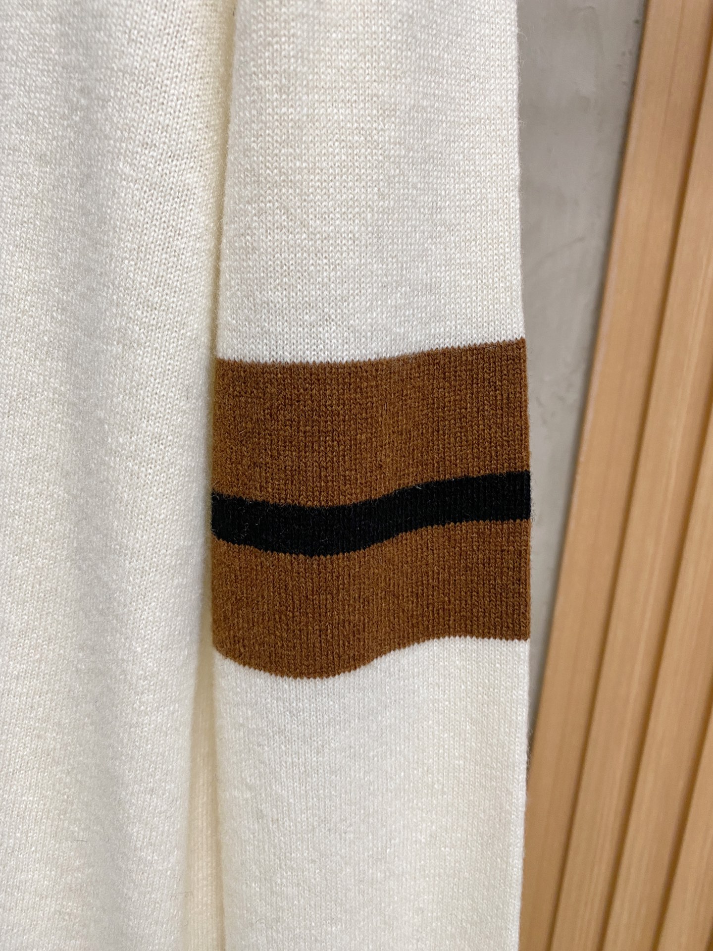 秋冬新品贸易公司渠道稀出，领先官网发售！基础款纯色针织衫单穿叠穿的好选择，修身显瘦的合身版型款式简约，螺