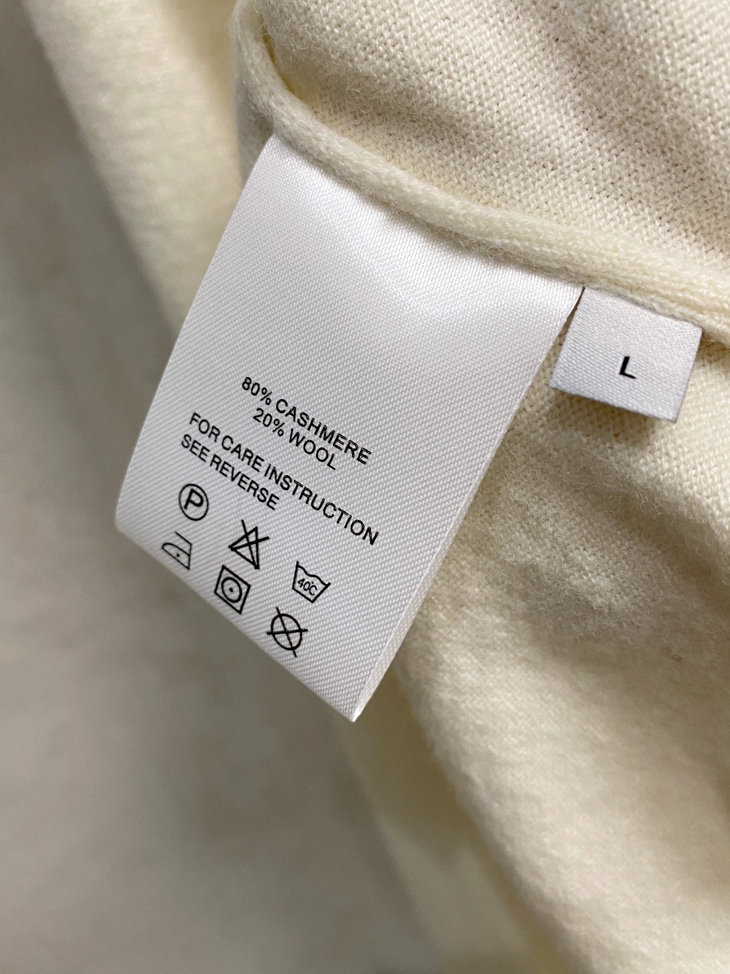 秋冬新品贸易公司渠道稀出，领先官网发售！基础款纯色针织衫单穿叠穿的好选择，修身显瘦的合身版型款式简约，螺