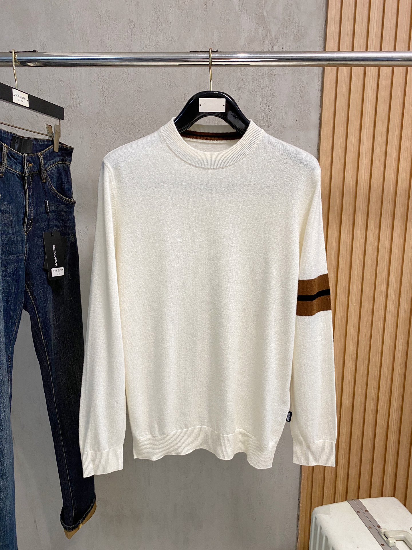 秋冬新品贸易公司渠道稀出，领先官网发售！基础款纯色针织衫单穿叠穿的好选择，修身显瘦的合身版型款式简约，螺