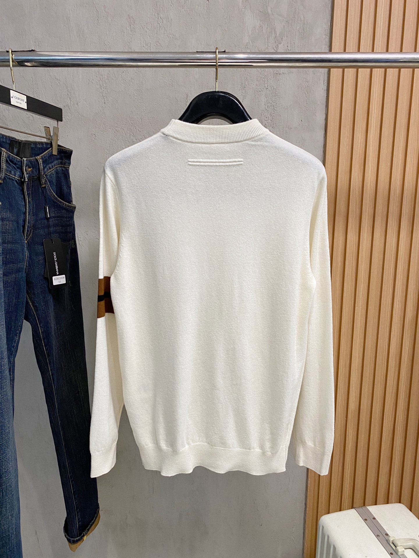 秋冬新品贸易公司渠道稀出，领先官网发售！基础款纯色针织衫单穿叠穿的好选择，修身显瘦的合身版型款式简约，螺