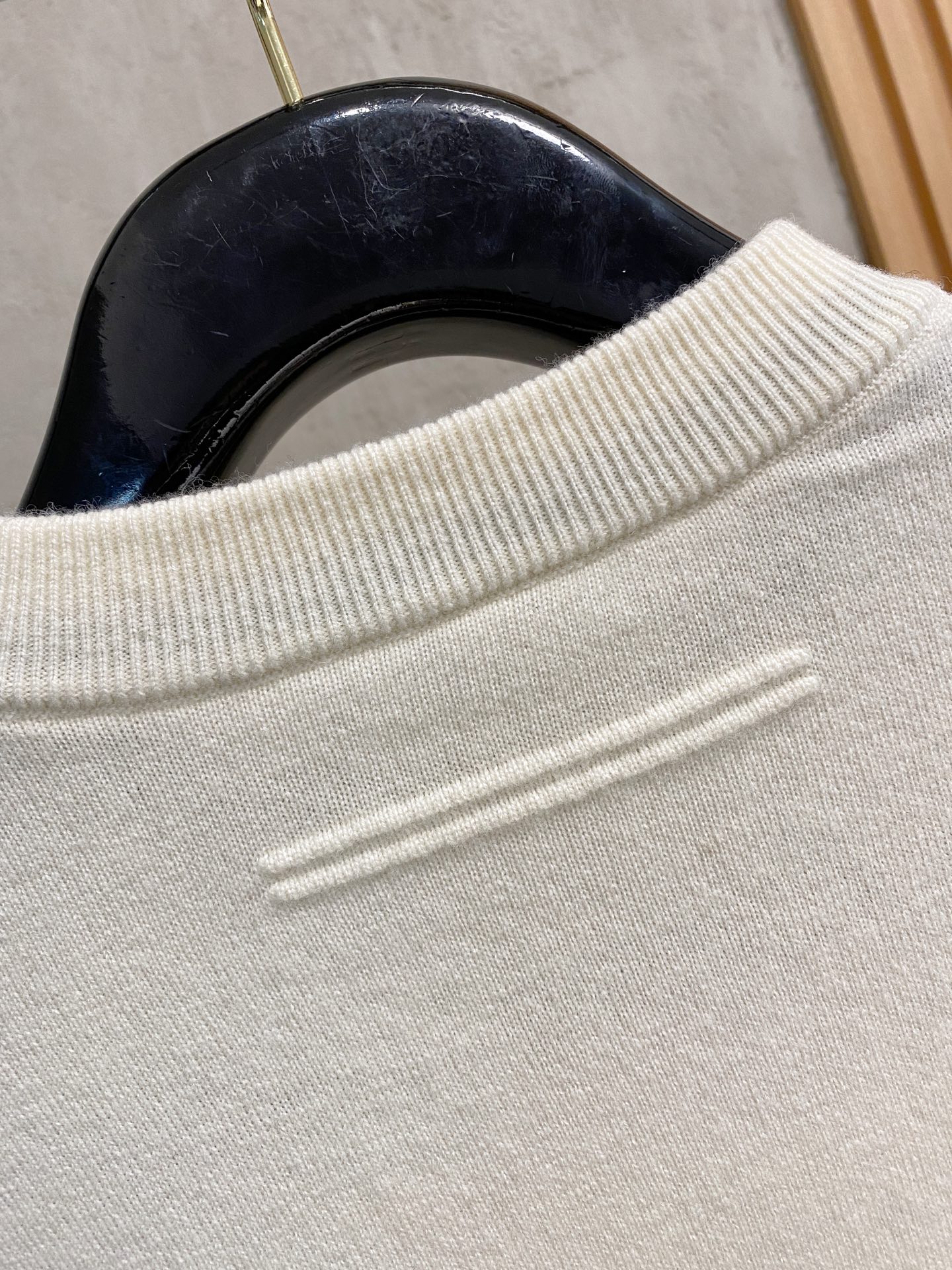 秋冬新品贸易公司渠道稀出，领先官网发售！基础款纯色针织衫单穿叠穿的好选择，修身显瘦的合身版型款式简约，螺