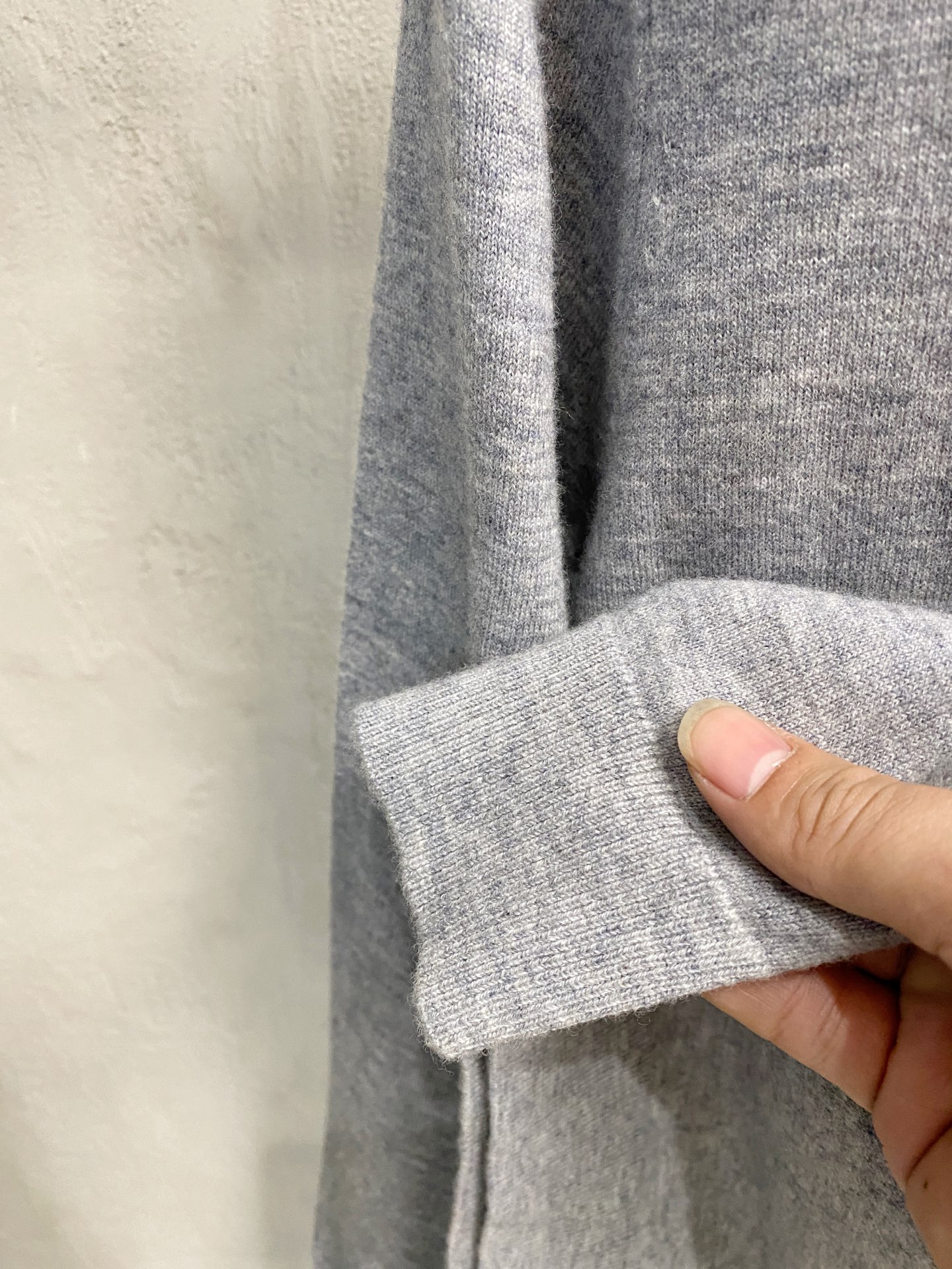 秋冬新品贸易公司渠道稀出，领先官网发售！基础款纯色针织衫单穿叠穿的好选择，修身显瘦的合身版型款式简约，螺