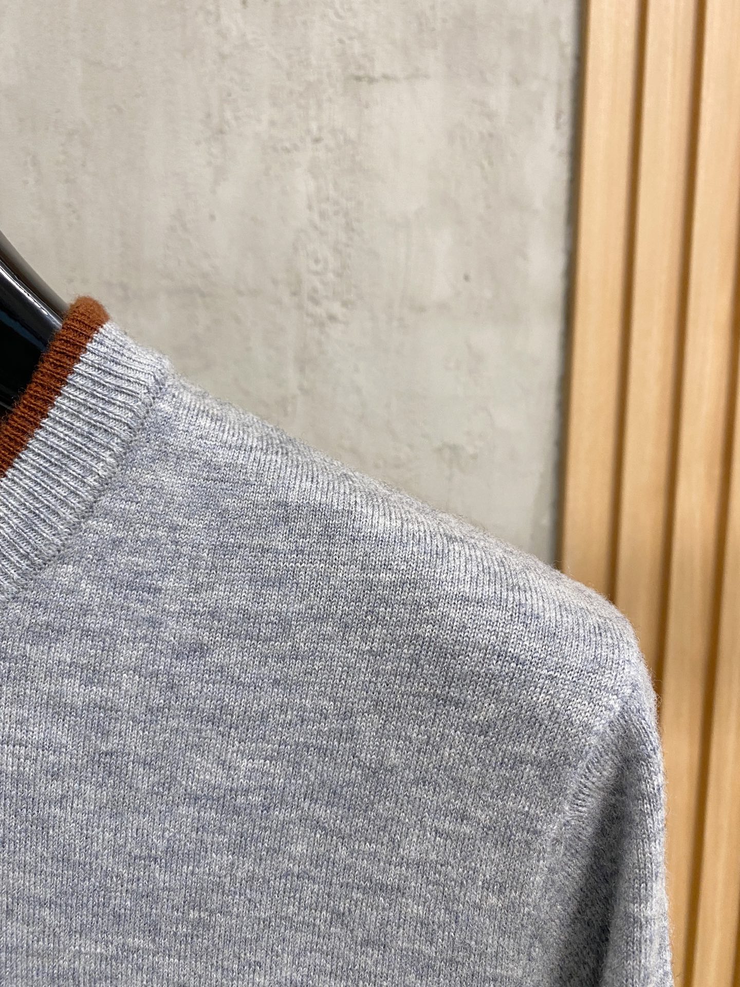 秋冬新品贸易公司渠道稀出，领先官网发售！基础款纯色针织衫单穿叠穿的好选择，修身显瘦的合身版型款式简约，螺