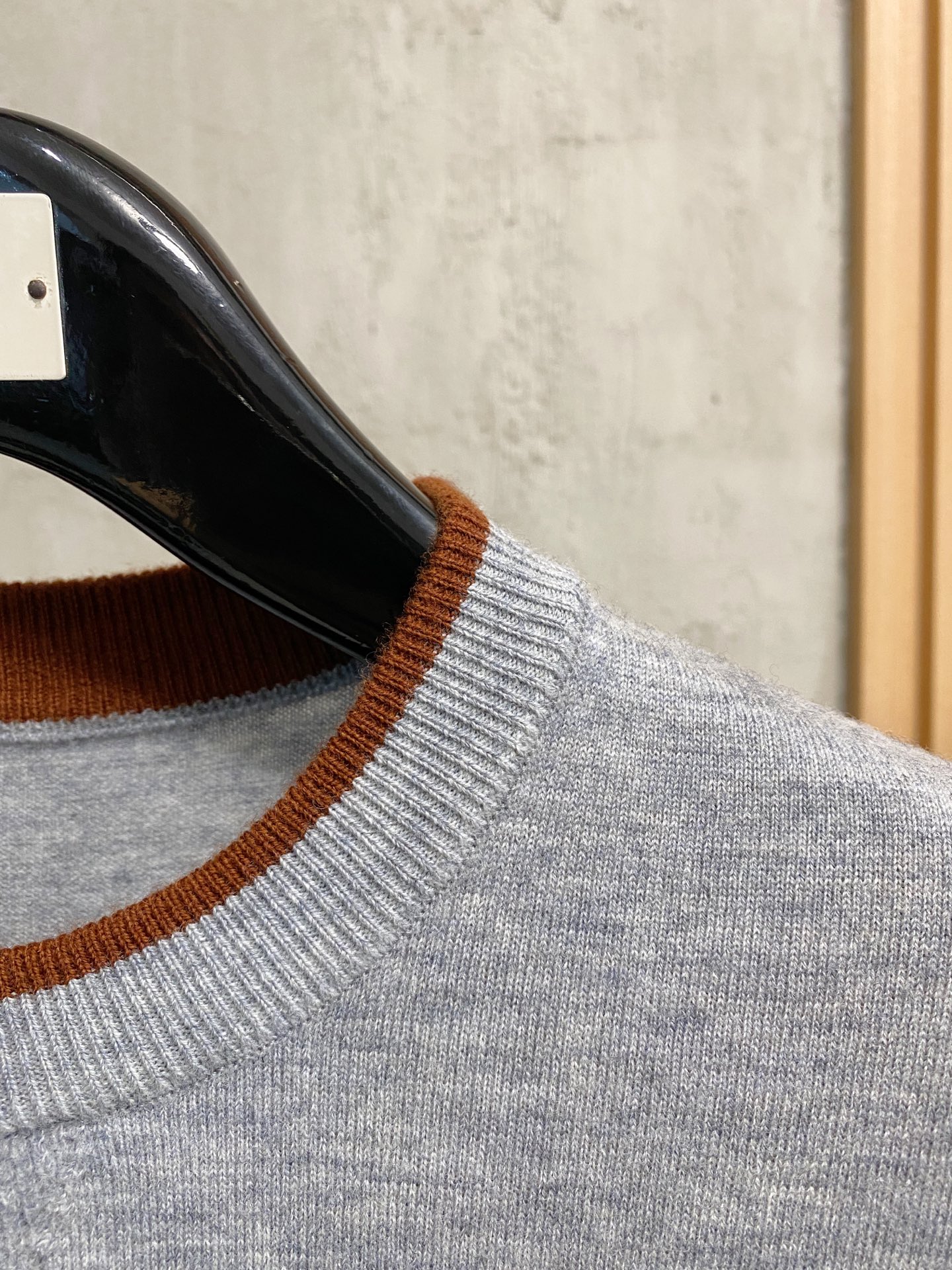 秋冬新品贸易公司渠道稀出，领先官网发售！基础款纯色针织衫单穿叠穿的好选择，修身显瘦的合身版型款式简约，螺