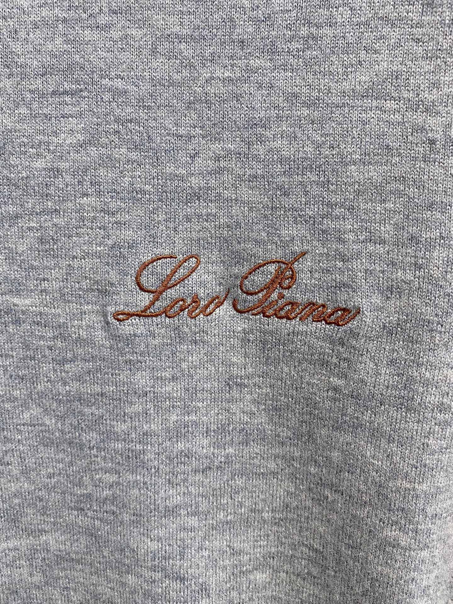 秋冬新品贸易公司渠道稀出，领先官网发售！基础款纯色针织衫单穿叠穿的好选择，修身显瘦的合身版型款式简约，螺