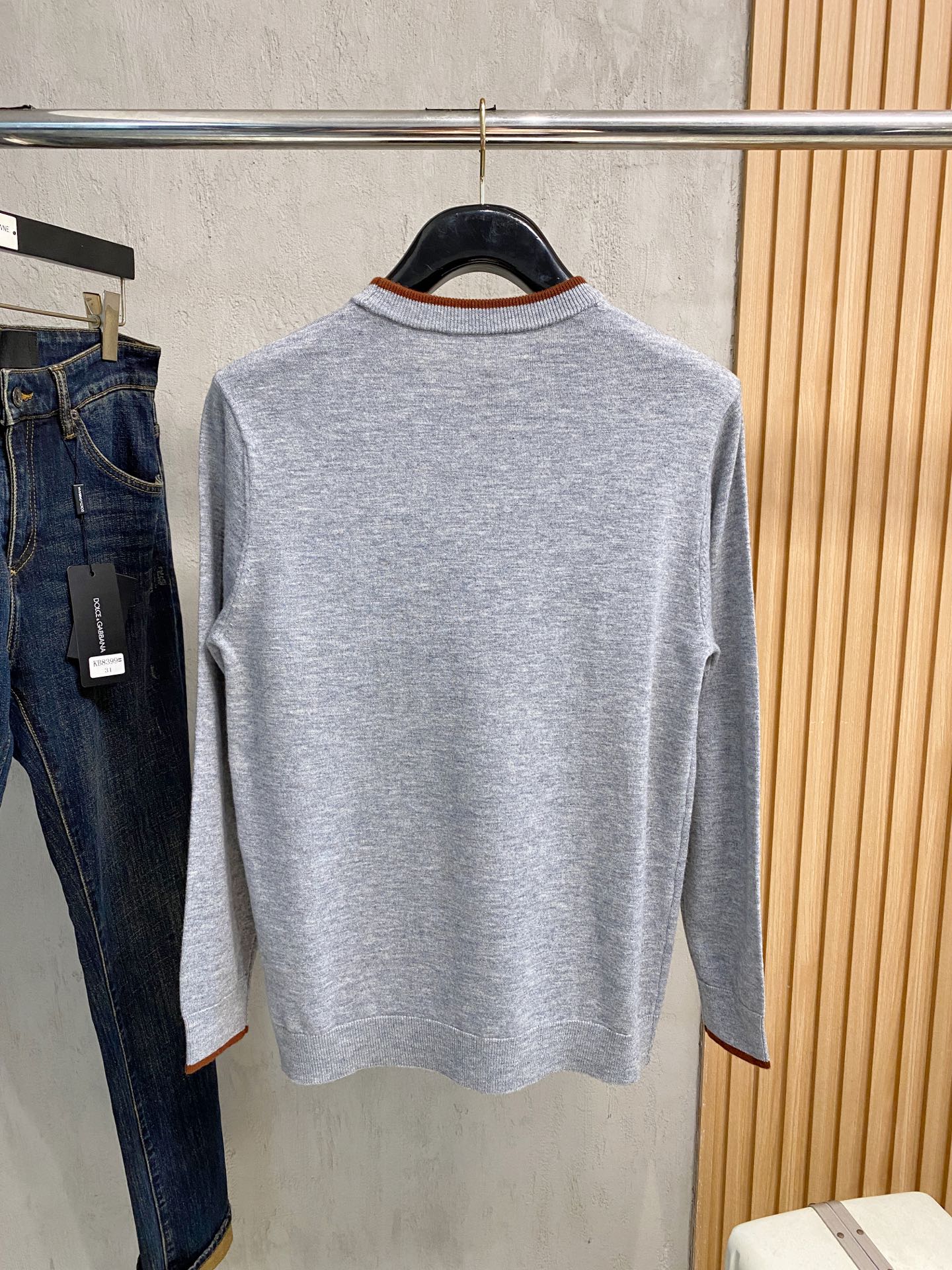 秋冬新品贸易公司渠道稀出，领先官网发售！基础款纯色针织衫单穿叠穿的好选择，修身显瘦的合身版型款式简约，螺