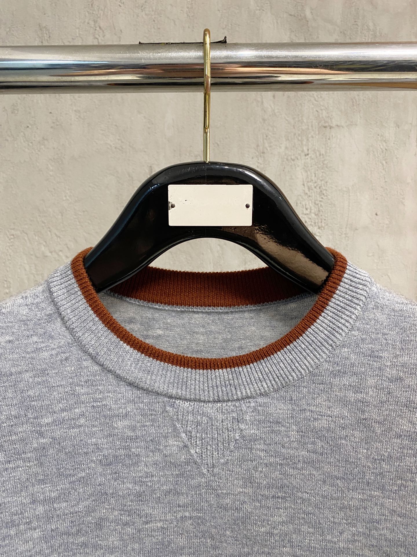 秋冬新品贸易公司渠道稀出，领先官网发售！基础款纯色针织衫单穿叠穿的好选择，修身显瘦的合身版型款式简约，螺