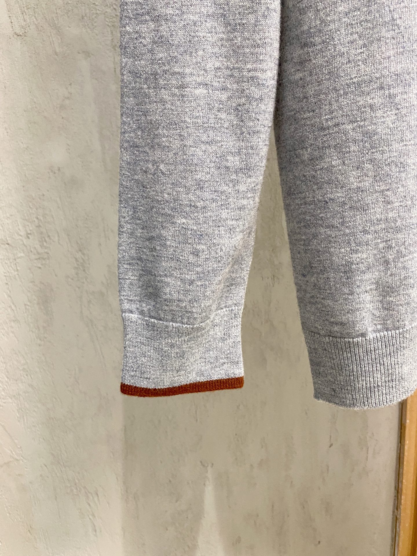 秋冬新品贸易公司渠道稀出，领先官网发售！基础款纯色针织衫单穿叠穿的好选择，修身显瘦的合身版型款式简约，螺