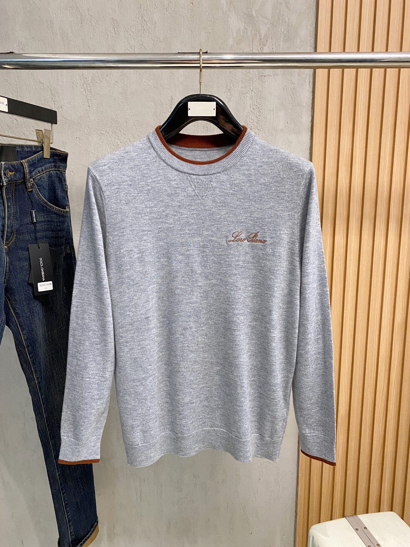 秋冬新品贸易公司渠道稀出，领先官网发售！基础款纯色针织衫单穿叠穿的好选择，修身显瘦的合身版型款式简约，螺