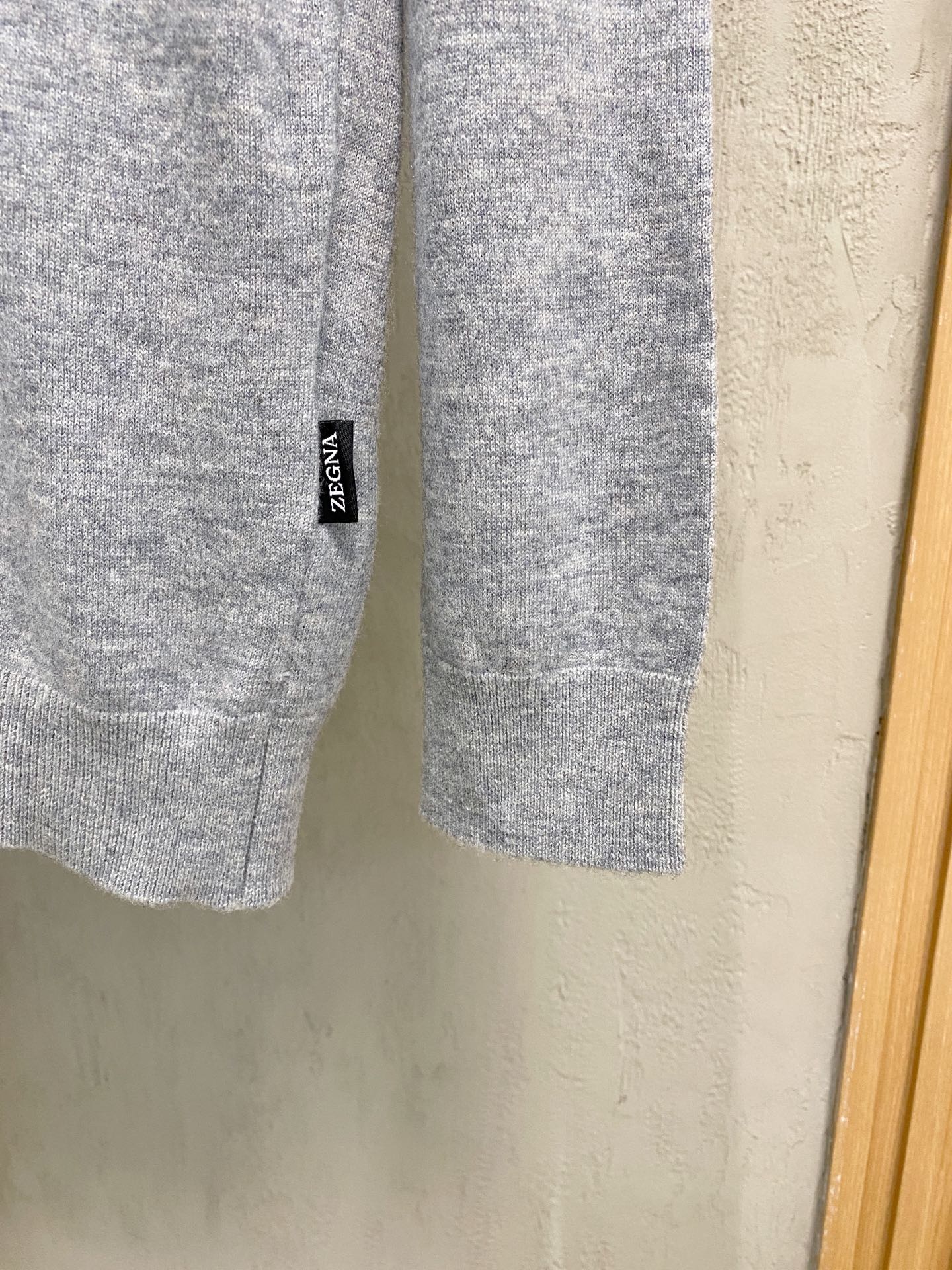 秋冬新品贸易公司渠道稀出，领先官网发售！基础款纯色针织衫单穿叠穿的好选择，修身显瘦的合身版型款式简约，螺