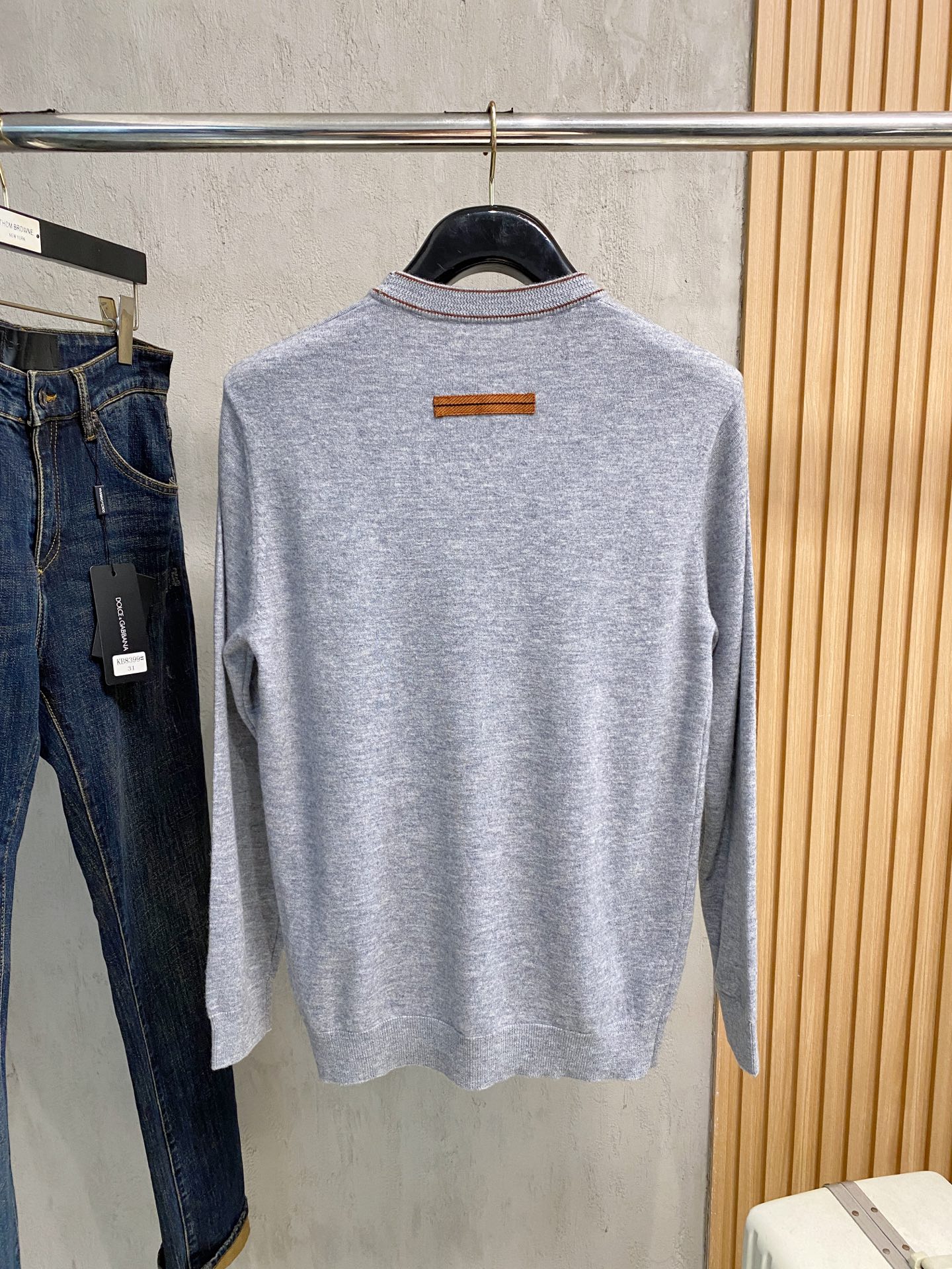 秋冬新品贸易公司渠道稀出，领先官网发售！基础款纯色针织衫单穿叠穿的好选择，修身显瘦的合身版型款式简约，螺