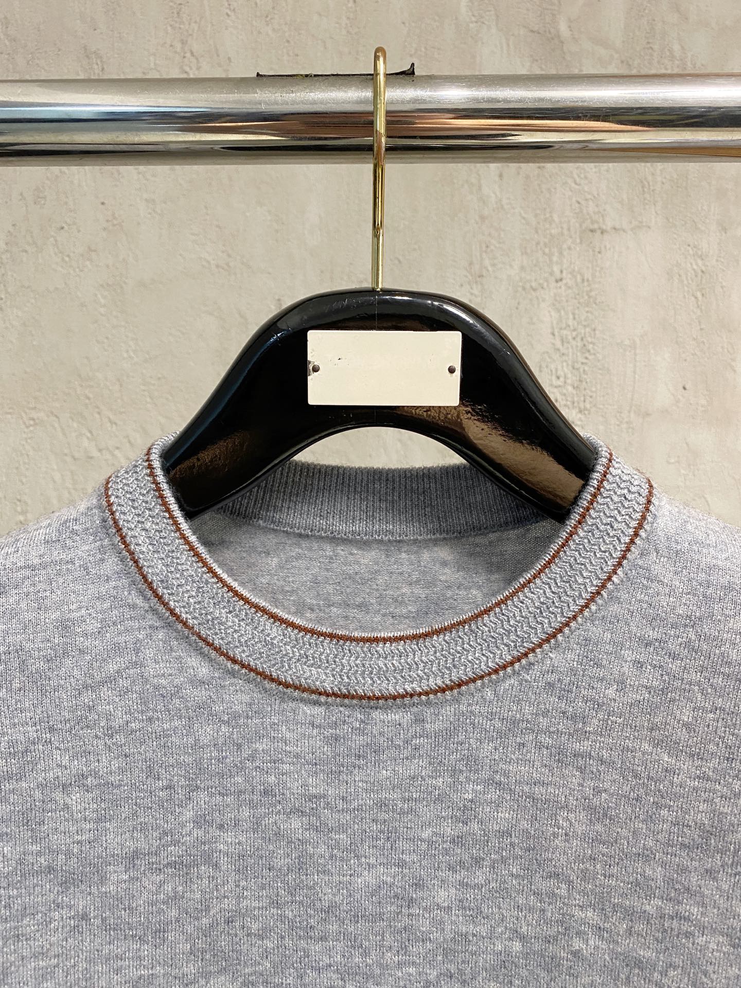 秋冬新品贸易公司渠道稀出，领先官网发售！基础款纯色针织衫单穿叠穿的好选择，修身显瘦的合身版型款式简约，螺