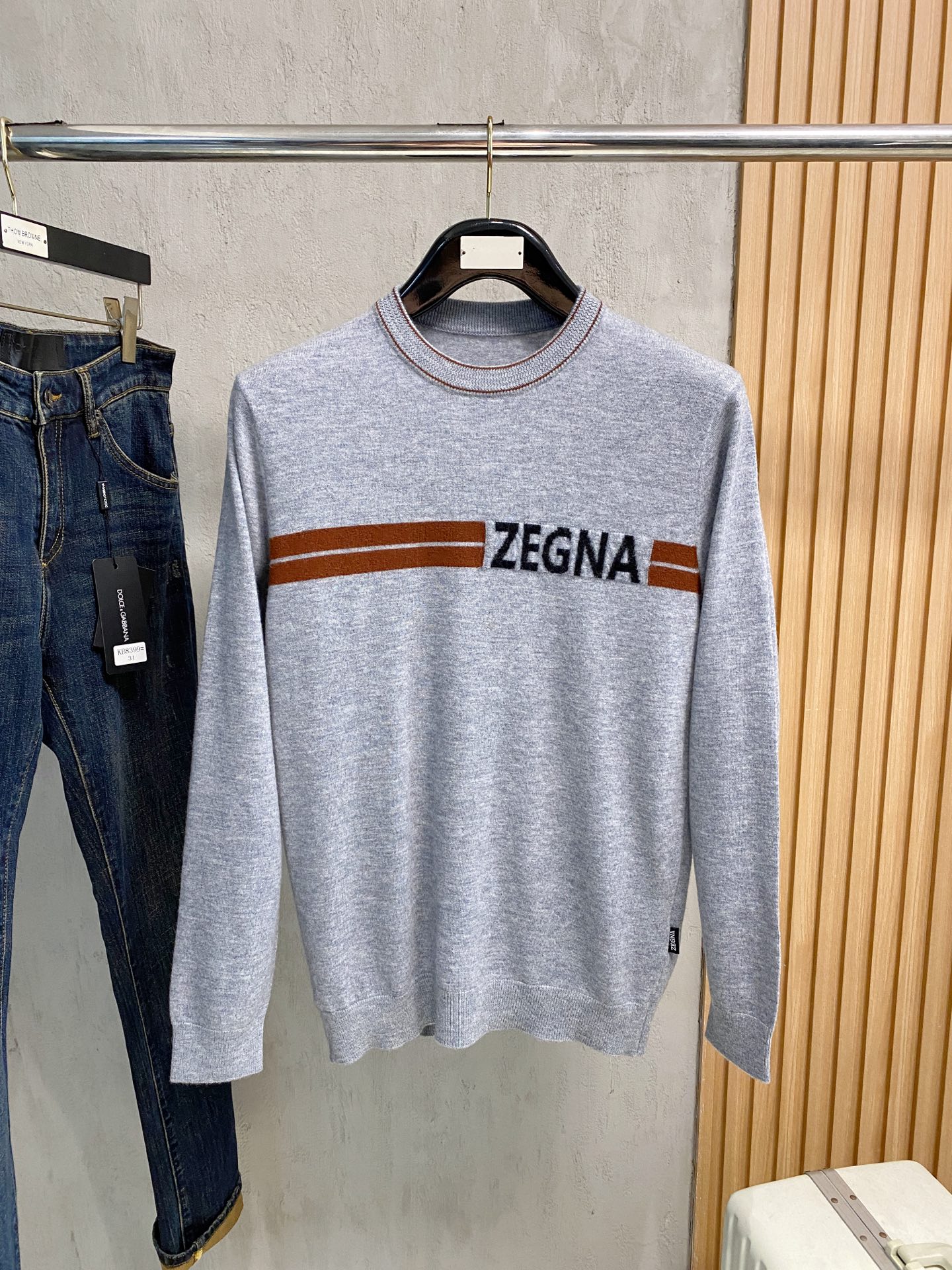 秋冬新品贸易公司渠道稀出，领先官网发售！基础款纯色针织衫单穿叠穿的好选择，修身显瘦的合身版型款式简约，螺