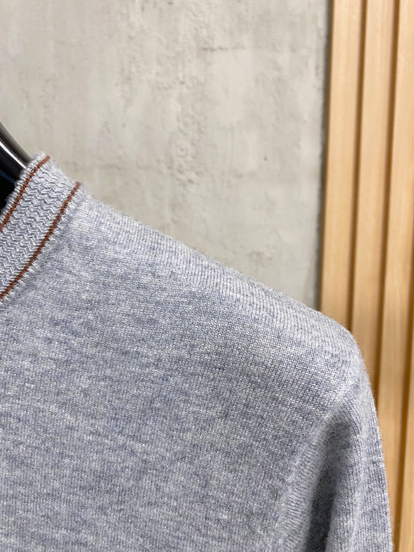 秋冬新品贸易公司渠道稀出，领先官网发售！基础款纯色针织衫单穿叠穿的好选择，修身显瘦的合身版型款式简约，螺