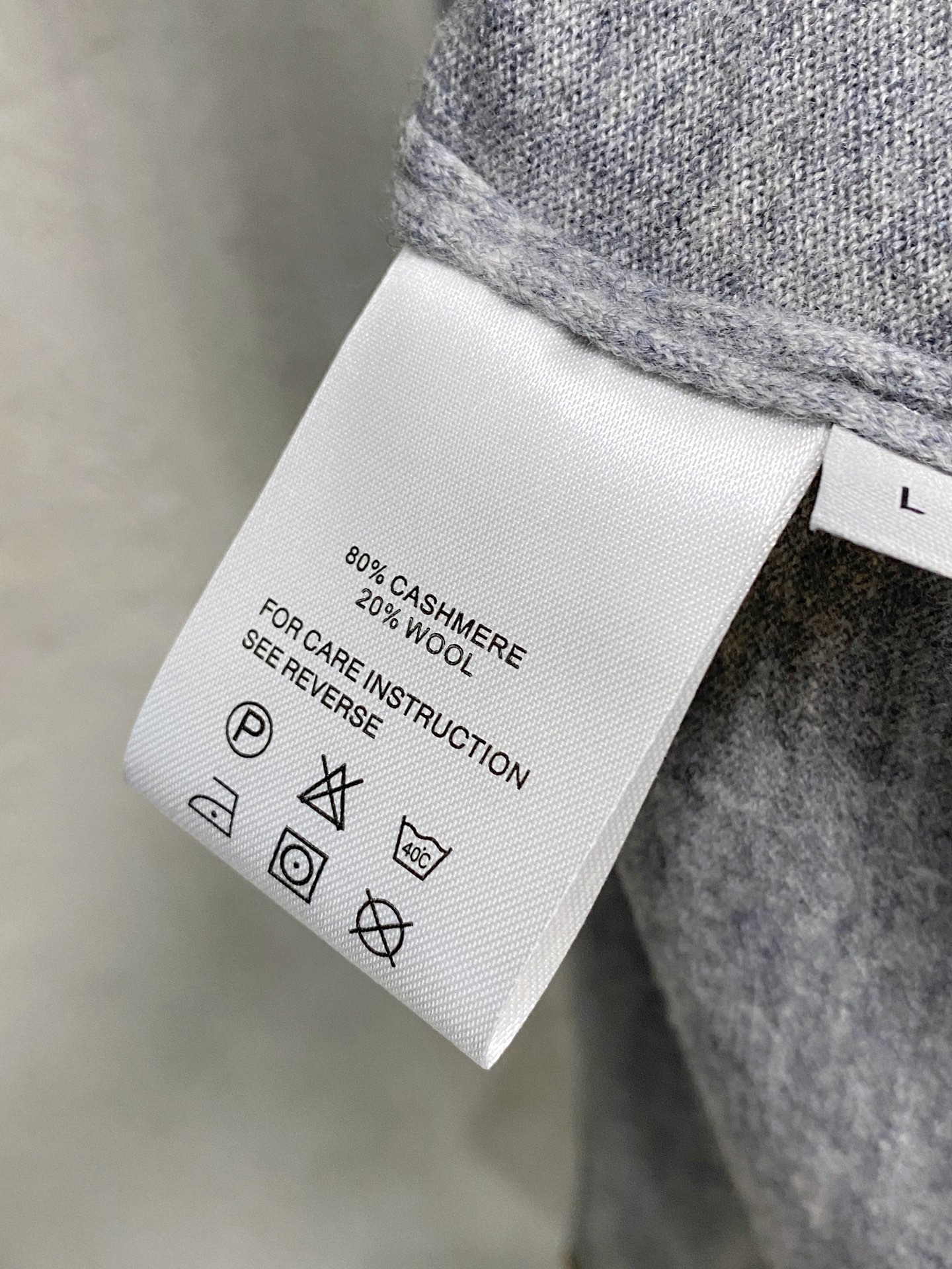 秋冬新品贸易公司渠道稀出，领先官网发售！基础款纯色针织衫单穿叠穿的好选择，修身显瘦的合身版型款式简约，螺