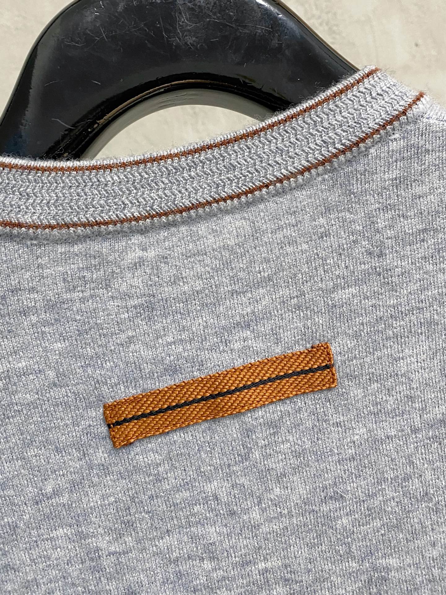 秋冬新品贸易公司渠道稀出，领先官网发售！基础款纯色针织衫单穿叠穿的好选择，修身显瘦的合身版型款式简约，螺