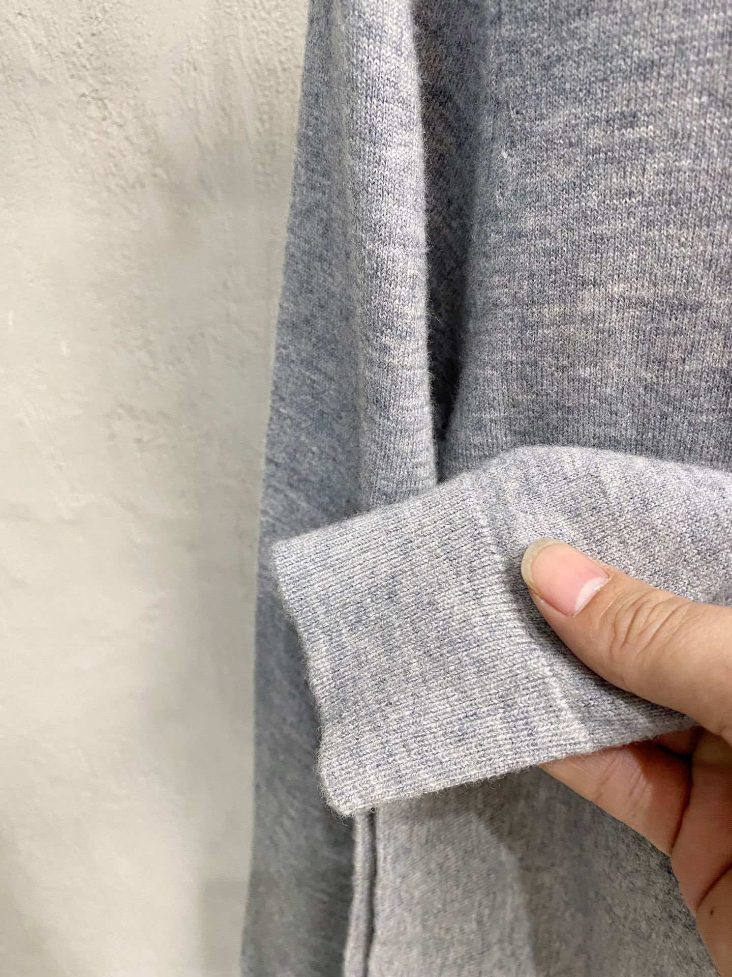 秋冬新品贸易公司渠道稀出，领先官网发售！基础款纯色针织衫单穿叠穿的好选择，修身显瘦的合身版型款式简约，螺